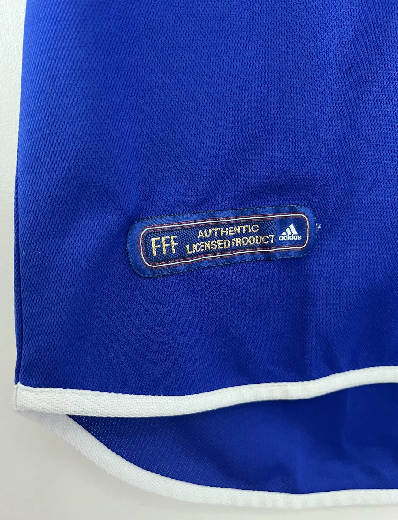 Maillot de foot vintage domicile de l'équipe de france 2000. Le maillot est de couleur bleu blanc et rouge. On peut retrouver l'équipementier adidas. Il s'agit d'un maillot authentique comportant les numéros 647194.