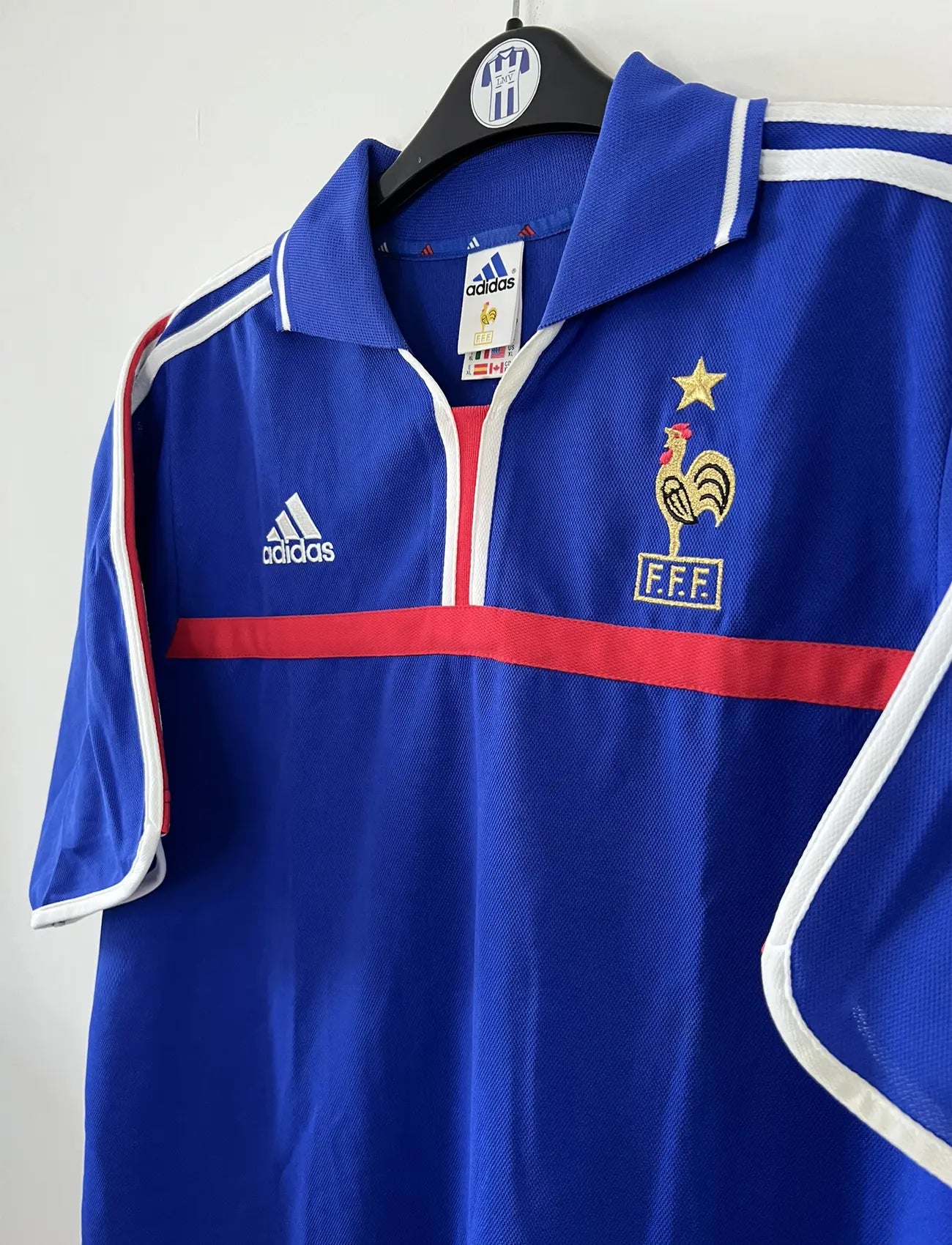 Maillot de foot vintage domicile de l'équipe de france 2000. Le maillot est de couleur bleu blanc et rouge. On peut retrouver l'équipementier adidas. Le maillot est floqué du numéro 10 Zinedine Zidane. Il s'agit d'un maillot authentique comportant les numéros 647194.