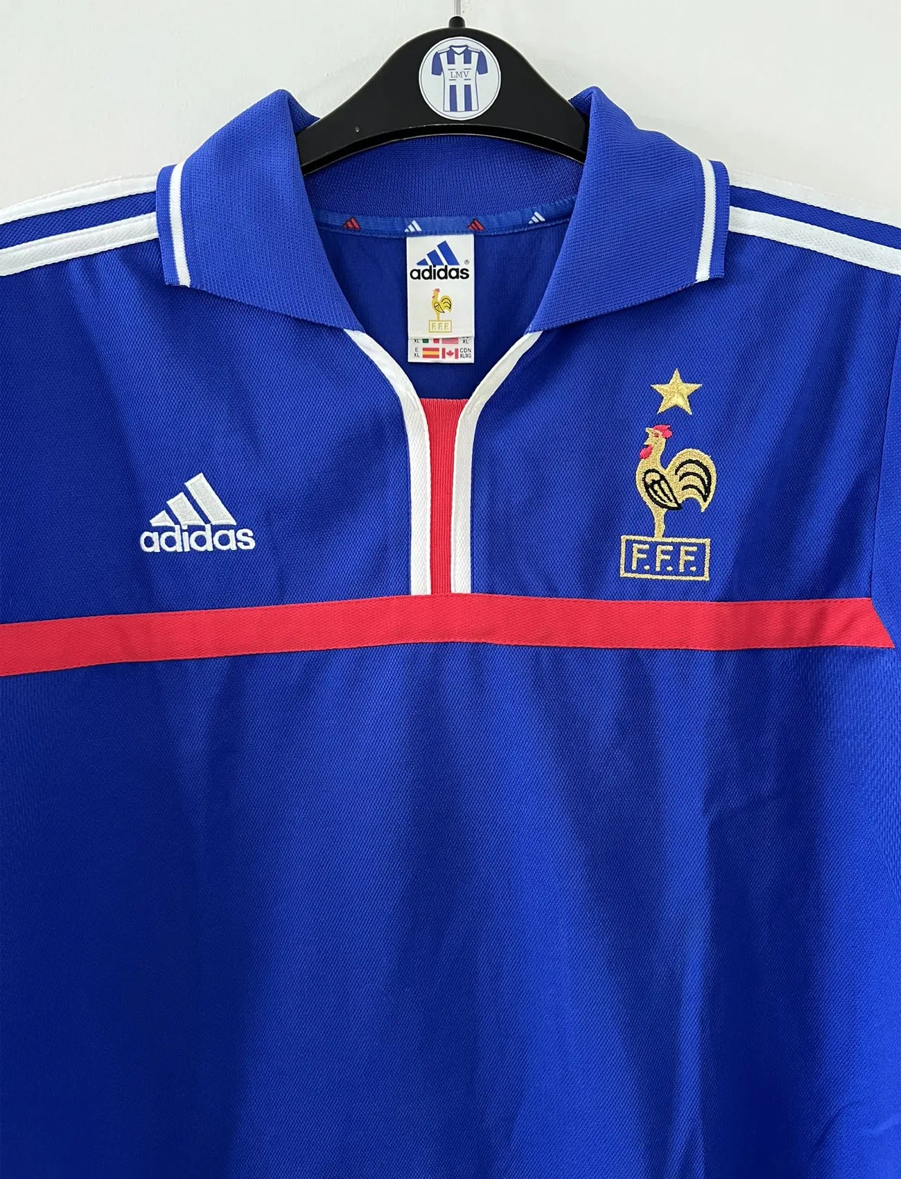 Maillot de foot vintage domicile de l'équipe de france 2000. Le maillot est de couleur bleu blanc et rouge. On peut retrouver l'équipementier adidas. Le maillot est floqué du numéro 10 Zinedine Zidane. Il s'agit d'un maillot authentique comportant les numéros 647194.