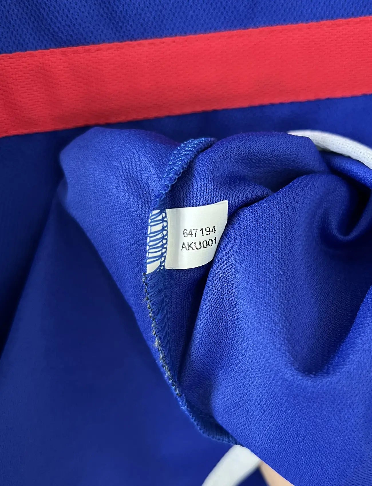 Maillot de foot vintage domicile de l'équipe de france 2000. Le maillot est de couleur bleu blanc et rouge. On peut retrouver l'équipementier adidas. Le maillot est floqué du numéro 10 Zinedine Zidane. Il s'agit d'un maillot authentique comportant les numéros 647194.