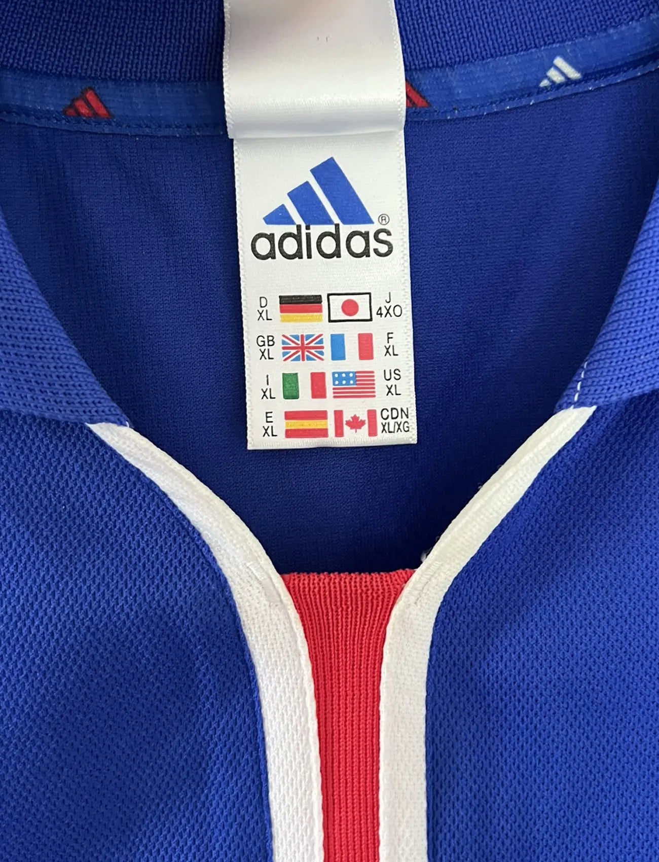 Maillot de foot vintage domicile de l'équipe de france 2000. Le maillot est de couleur bleu blanc et rouge. On peut retrouver l'équipementier adidas. Le maillot est floqué du numéro 10 Zinedine Zidane. Il s'agit d'un maillot authentique comportant les numéros 647194.