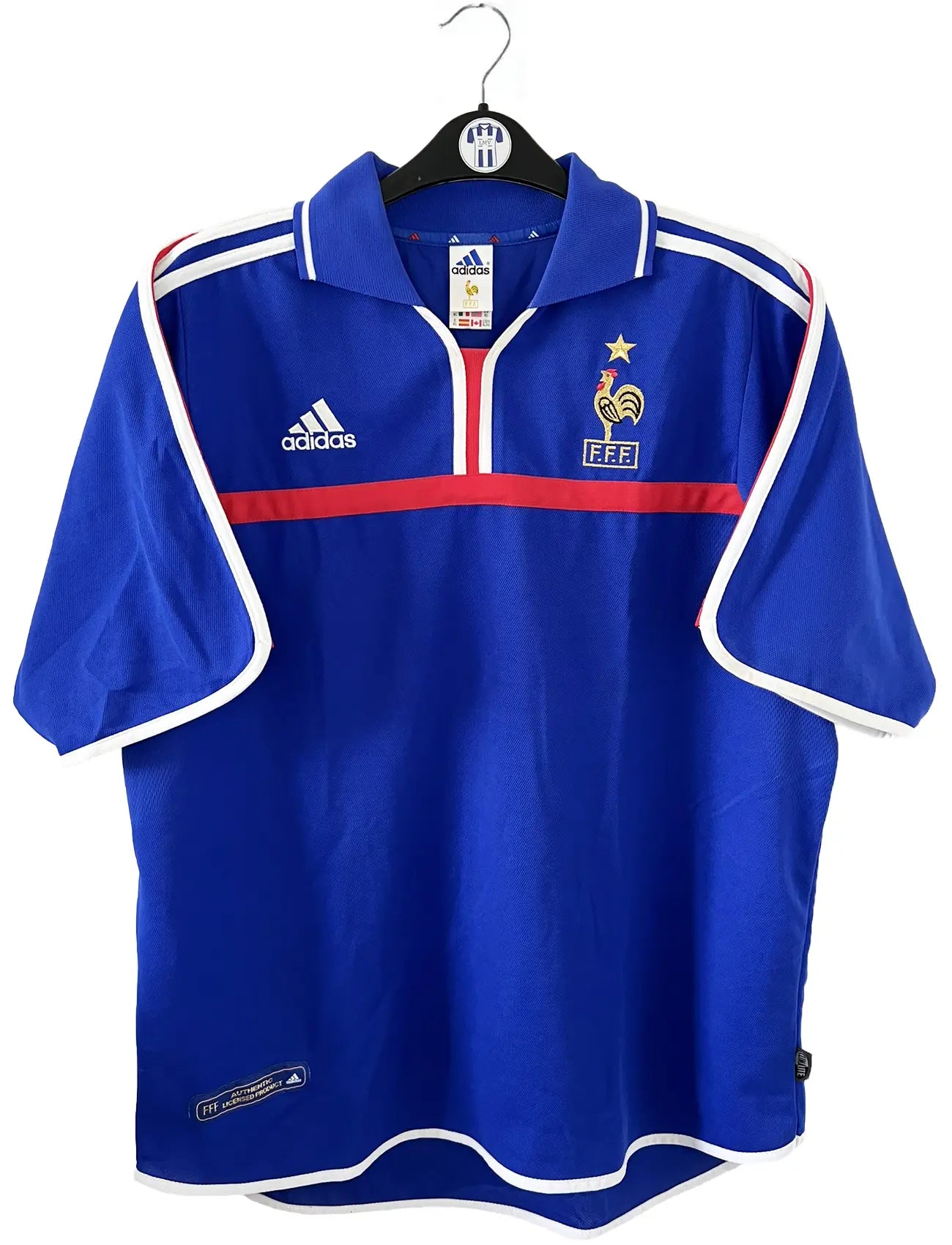 Maillot de foot vintage domicile de l'équipe de france 2000. Le maillot est de couleur bleu blanc et rouge. On peut retrouver l'équipementier adidas. Le maillot est floqué du numéro 10 Zinedine Zidane. Il s'agit d'un maillot authentique comportant les numéros 647194.