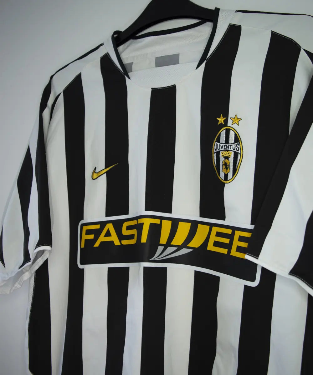 Maillot noir et blanc vintage de la juventus de la saison 2003-2004. On peut retrouver l'équipementier nike et le sponsor fastweb