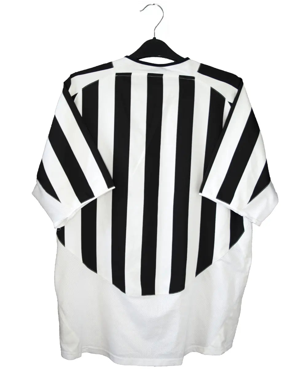 Maillot noir et blanc vintage de la juventus de la saison 2003-2004. On peut retrouver l'équipementier nike et le sponsor fastweb