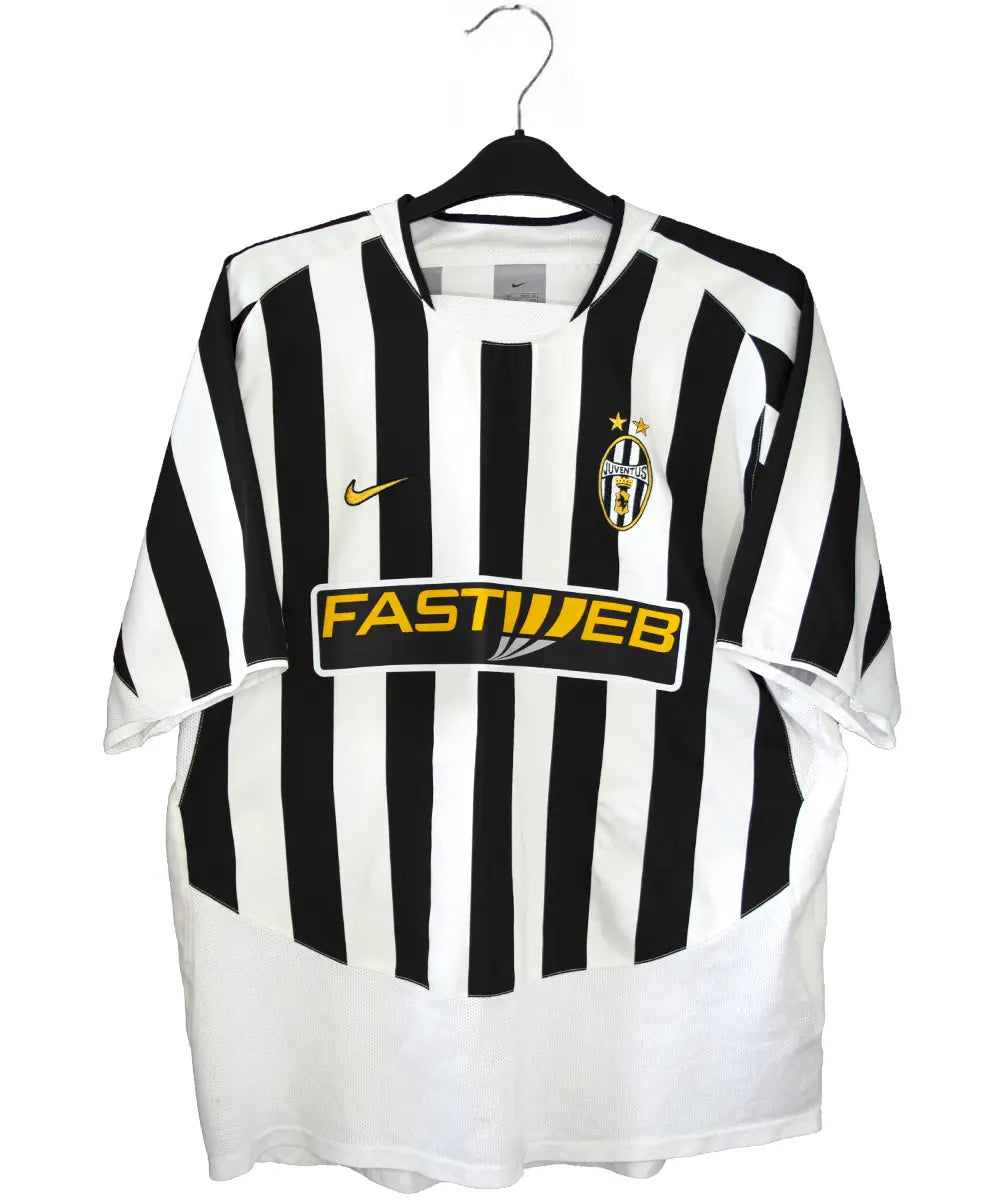 Maillot noir et blanc vintage de la juventus de la saison 2003-2004. On peut retrouver l'équipementier nike et le sponsor fastweb