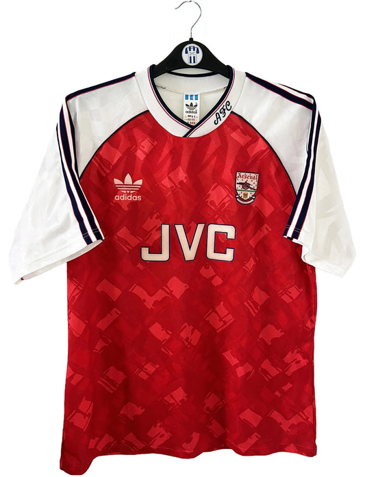 Maillot de foot vintage domicile rouge et blanc d'arsenal de la saison 1990/1992. On peut retrouver l'équipementier adidas et le sponsor JVC. Il s'agit d'un maillot authentique d'époque.