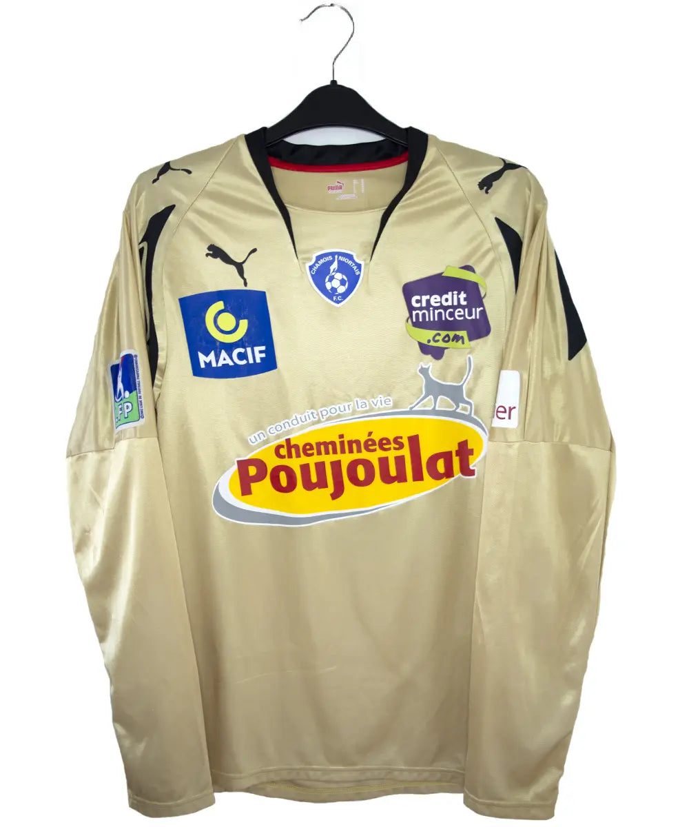 Maillot vintage extérieur doré de niort lors de la saison 2007-2008. On peut retrouver l'équipementier puma et le sponsor cheminées poujoula. Le maillot a été porté par Morisot lors d'un match en Ligue 2