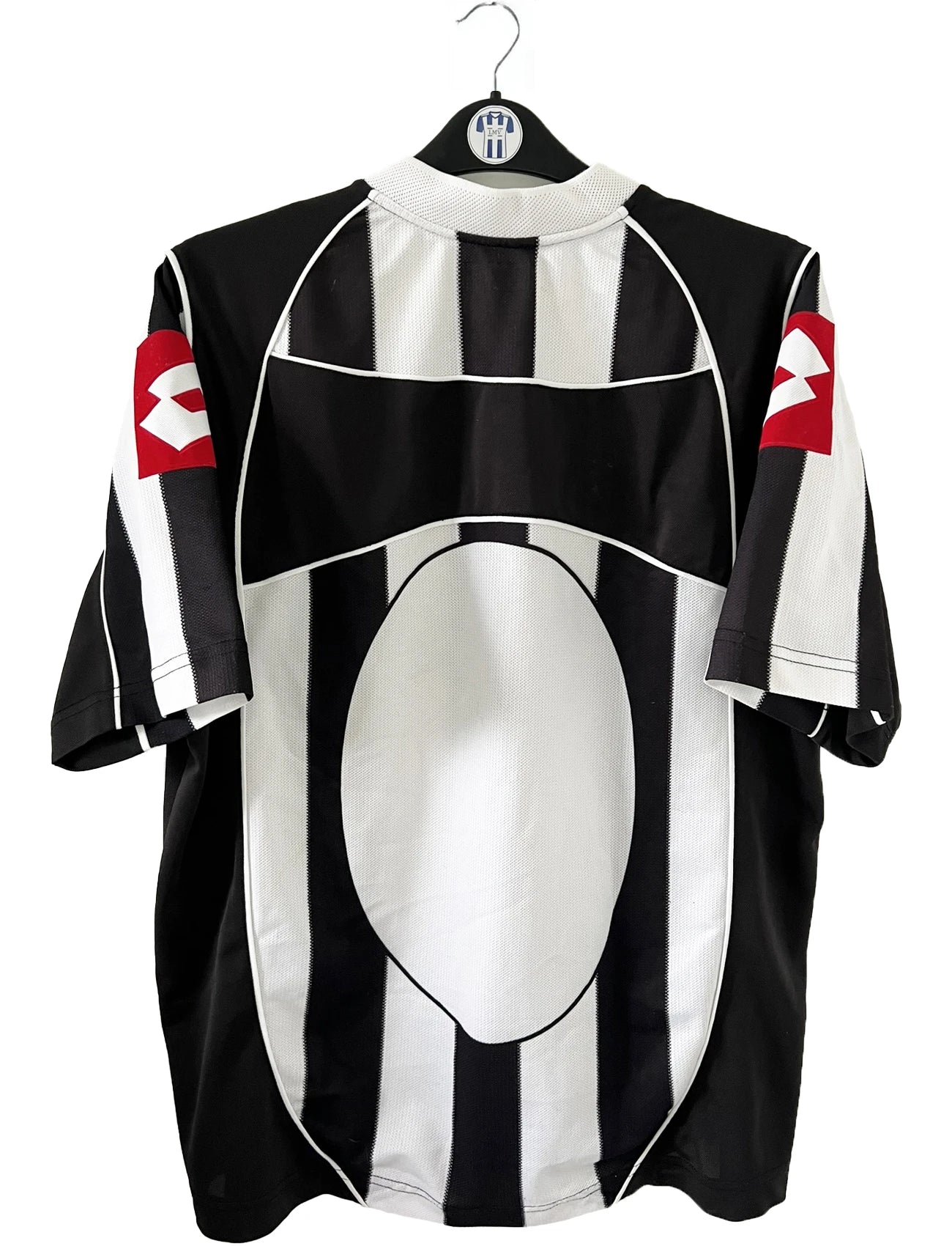 Maillot de foot vintage domicile noir et blanc de la juventus de turin de la saison 2002/2003. On peut retrouver l'équipementier lotto et le sponsor fastweb. Il s'agit d'un maillot authentique d'époque.