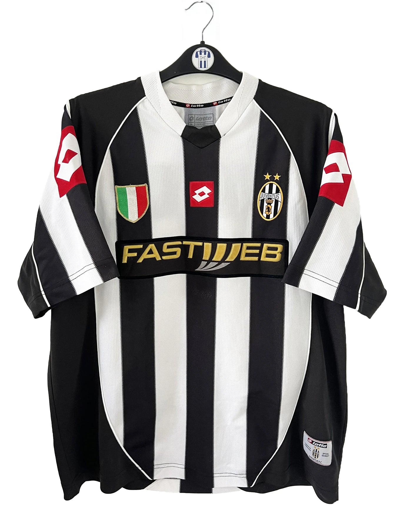 Maillot de foot vintage domicile noir et blanc de la juventus de turin de la saison 2002/2003. On peut retrouver l'équipementier lotto et le sponsor fastweb. Il s'agit d'un maillot authentique d'époque.