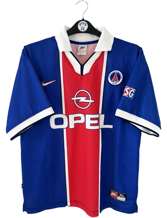 Maillot de foot vintage bleu blanc et rouge du PSG de la saison 1997/1998. On peut retrouver l'équipementier nike et le sponsor Opel. Il s'agit d'un maillot authentique.