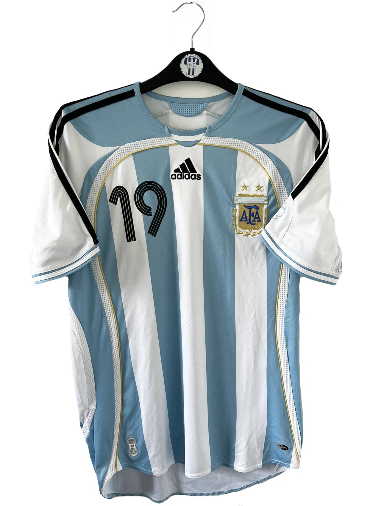 Maillot de foot vintage de l'argentine de la coupe du monde 2006. Le maillot est de couleur bleu et blanc. On peut retrouver l'équipementier adidas. Le maillot est floqué du numéro 19 Lionel Messi. Il s'agit d'un maillot authentique comportant les numéros 739802.