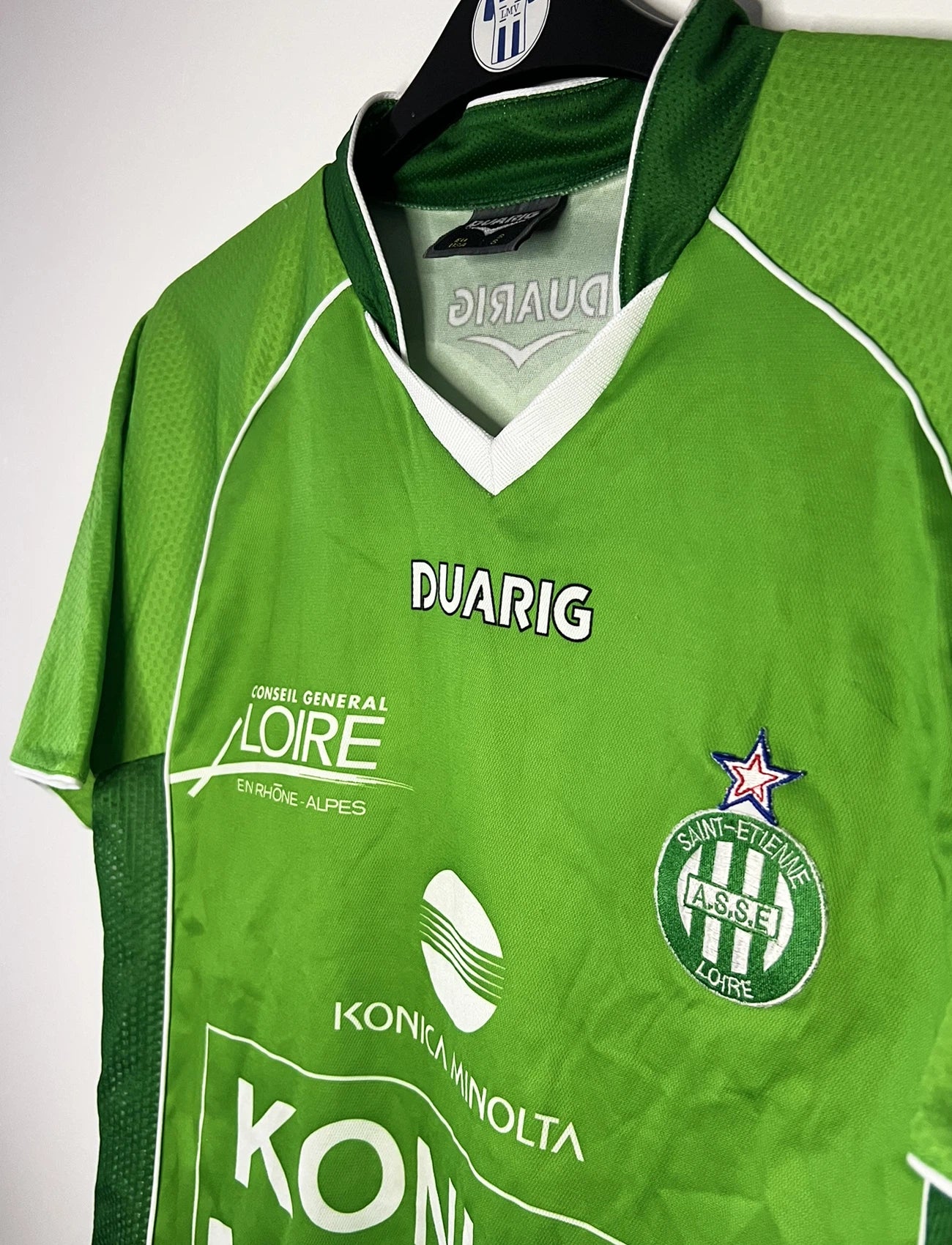 Maillot de foot vintage domicile vert de l'AS Saint Etienne de la saison 2004-2005. On peut retrouver l'équipementier Duarig et le sponsor Konica Minolta. Il s'agit d'un maillot authentique d'époque.