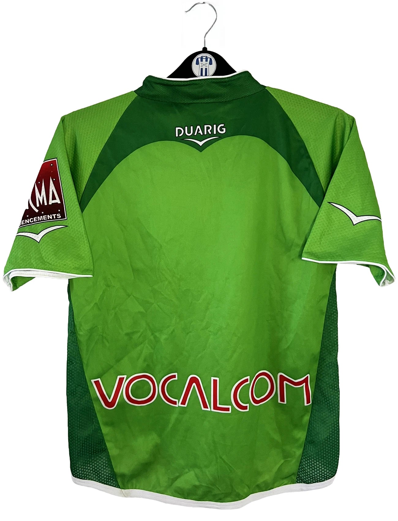 Maillot de foot vintage domicile vert de l'AS Saint Etienne de la saison 2004-2005. On peut retrouver l'équipementier Duarig et le sponsor Konica Minolta. Il s'agit d'un maillot authentique d'époque.