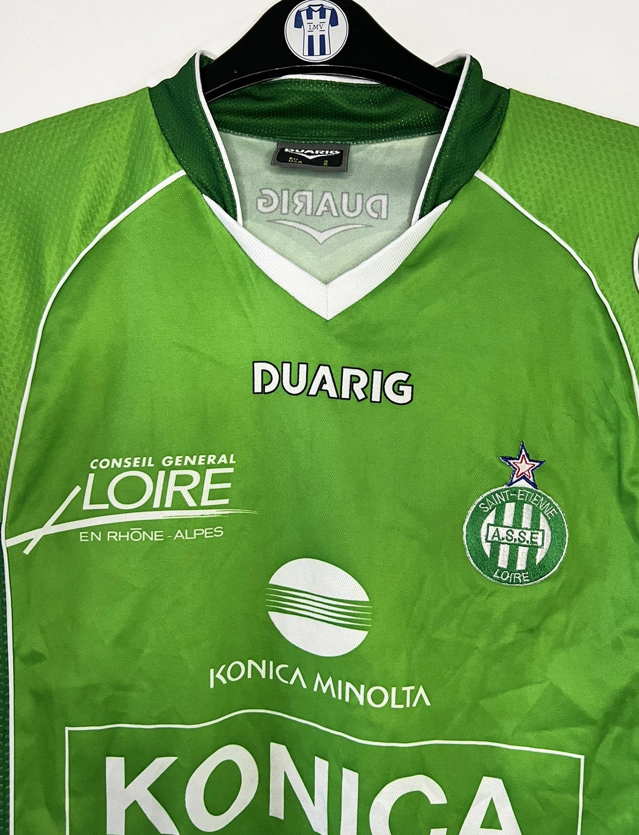 Maillot de foot vintage domicile vert de l'AS Saint Etienne de la saison 2004-2005. On peut retrouver l'équipementier Duarig et le sponsor Konica Minolta. Il s'agit d'un maillot authentique d'époque.