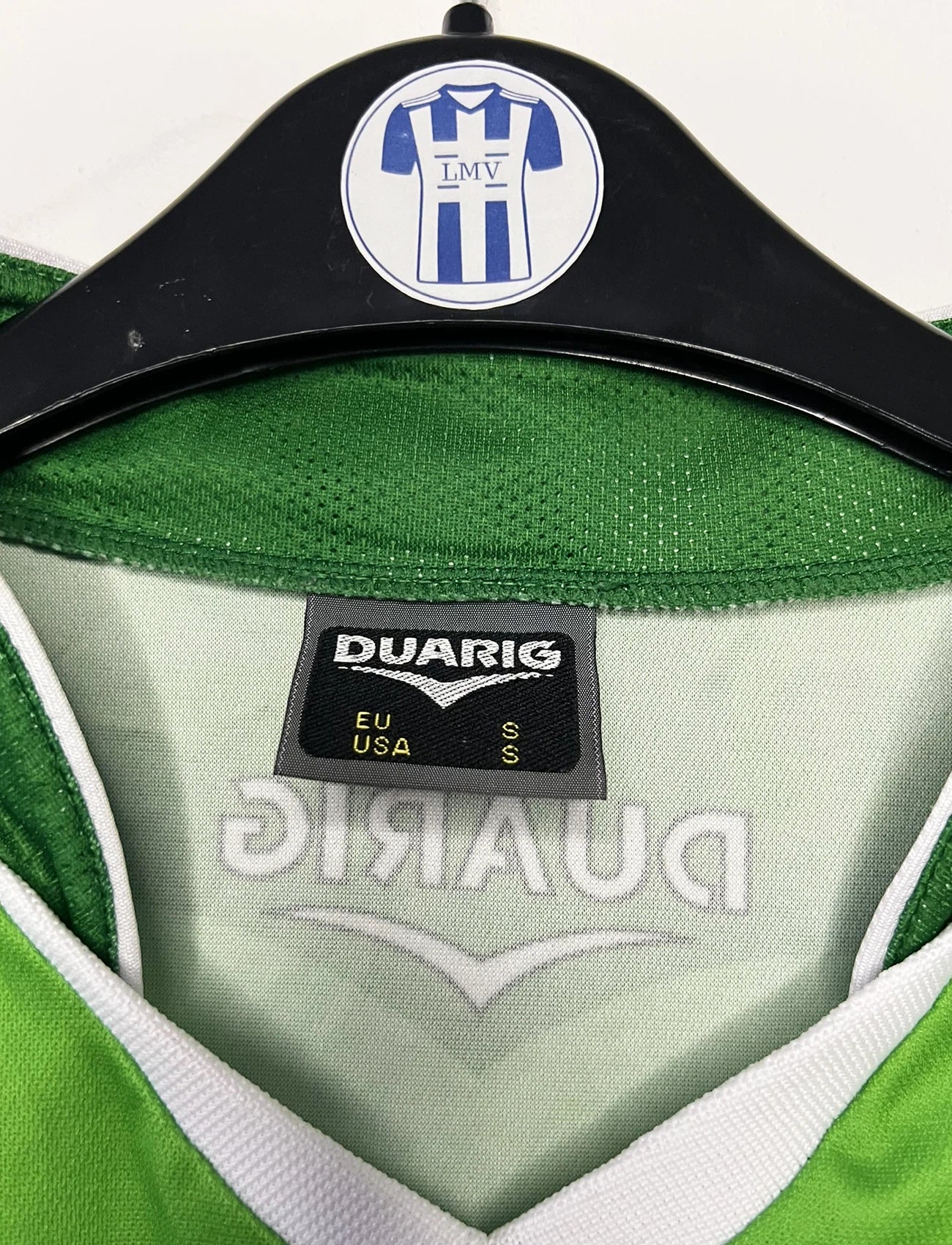 Maillot de foot vintage domicile vert de l'AS Saint Etienne de la saison 2004-2005. On peut retrouver l'équipementier Duarig et le sponsor Konica Minolta. Il s'agit d'un maillot authentique d'époque.