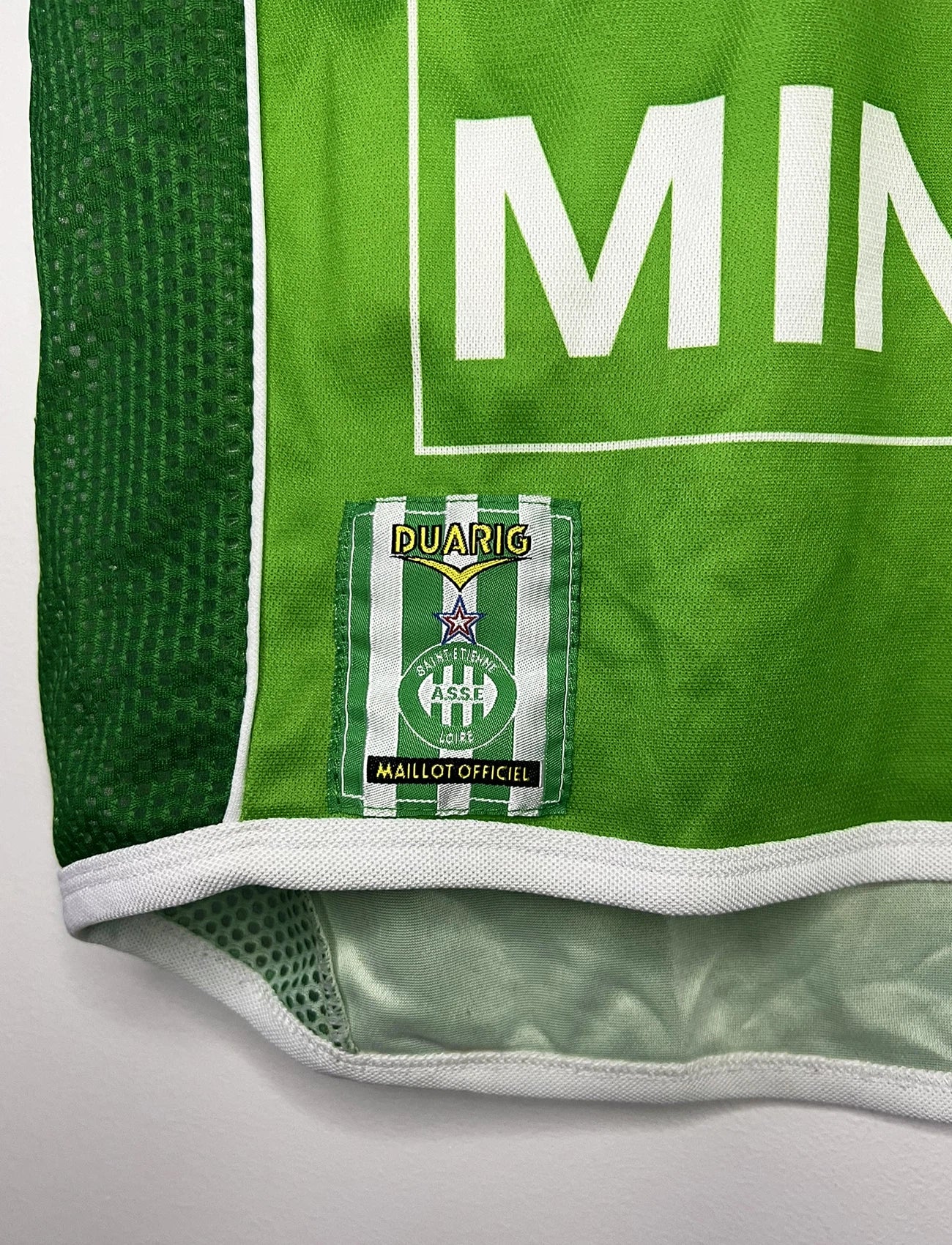 Maillot de foot vintage domicile vert de l'AS Saint Etienne de la saison 2004-2005. On peut retrouver l'équipementier Duarig et le sponsor Konica Minolta. Il s'agit d'un maillot authentique d'époque.