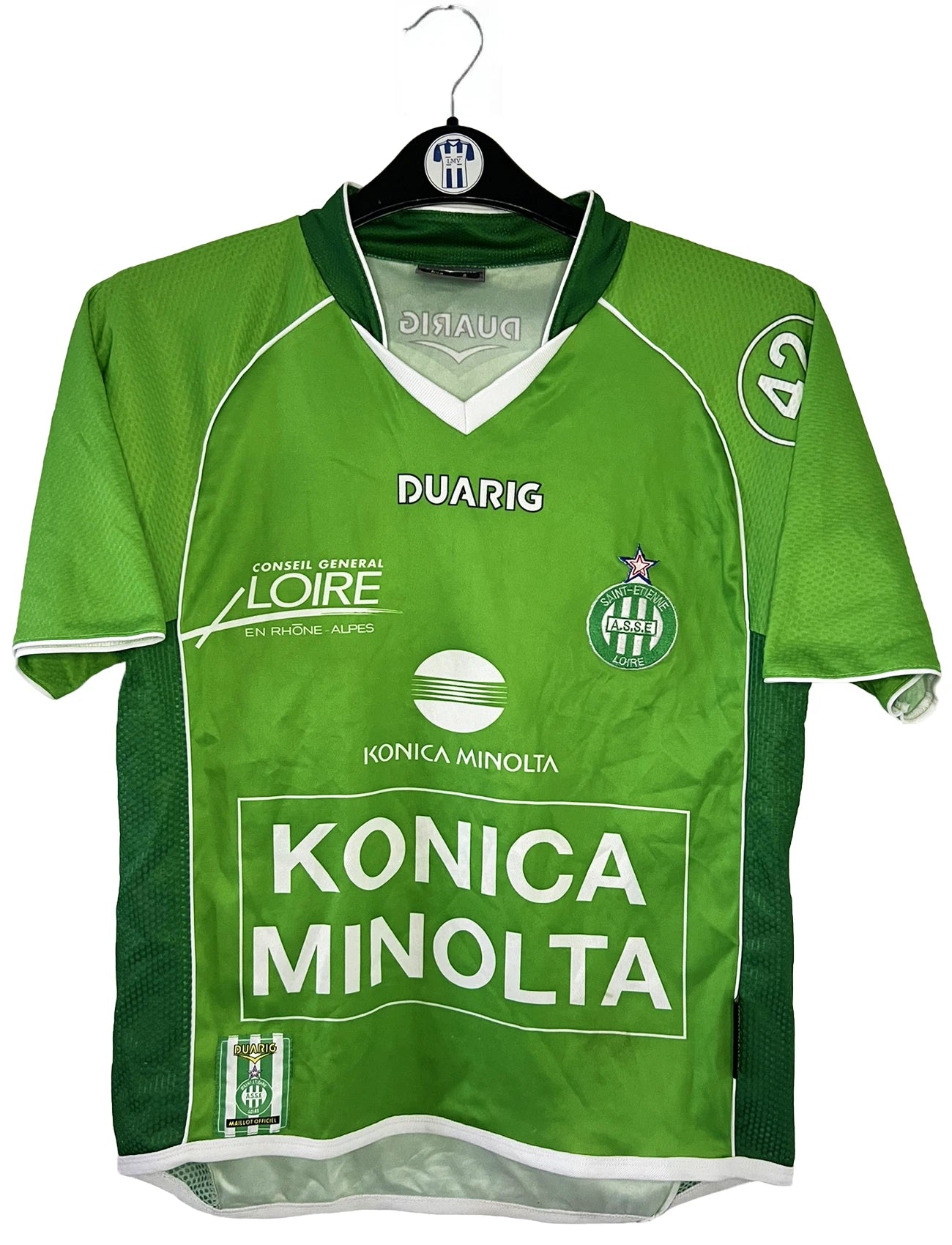 Maillot de foot vintage domicile vert de l'AS Saint Etienne de la saison 2004-2005. On peut retrouver l'équipementier Duarig et le sponsor Konica Minolta. Il s'agit d'un maillot authentique d'époque.