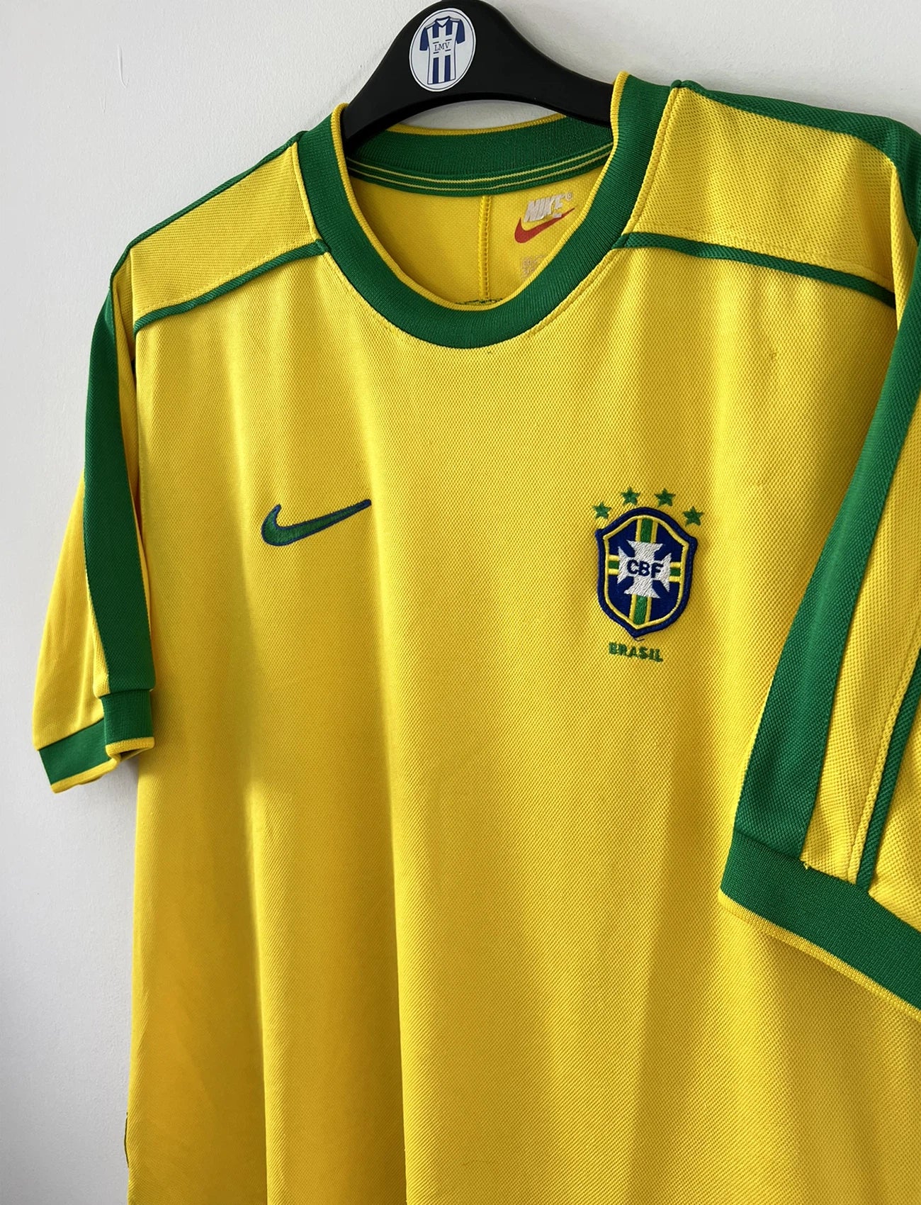 Maillot de foot vintage du brésil porté lors de la coupe du monde 1998. Le maillot est de couleur jaune et vert. On peut retrouver l'équipementier nike. Il s'agit d'un maillot authentique d'époque