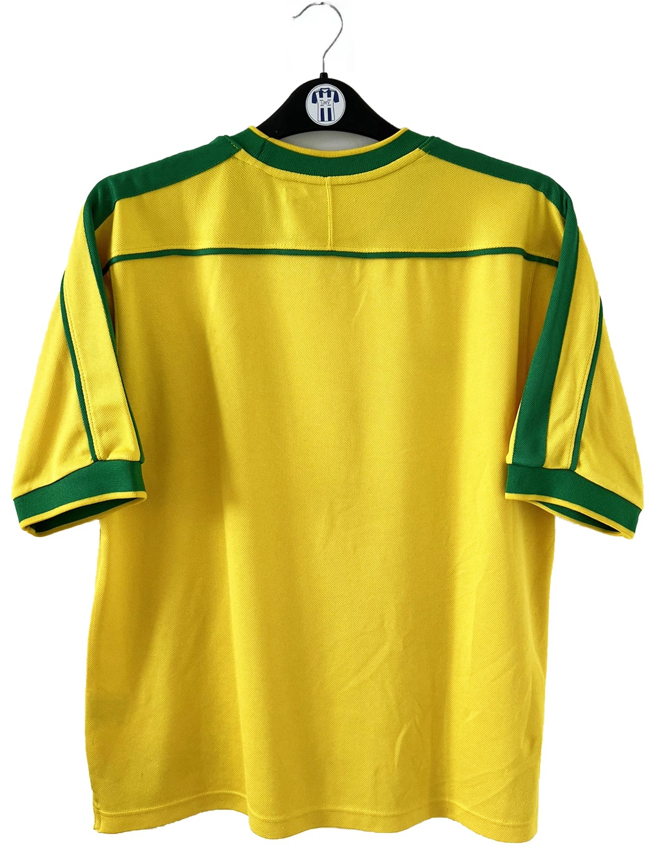 Maillot de foot vintage domicile du bresil 1998. Le maillot est de couleur jaune et vert. On peut retrouver l'équipementier nike. Ils 'agit d'un maillot authentique d'époque.