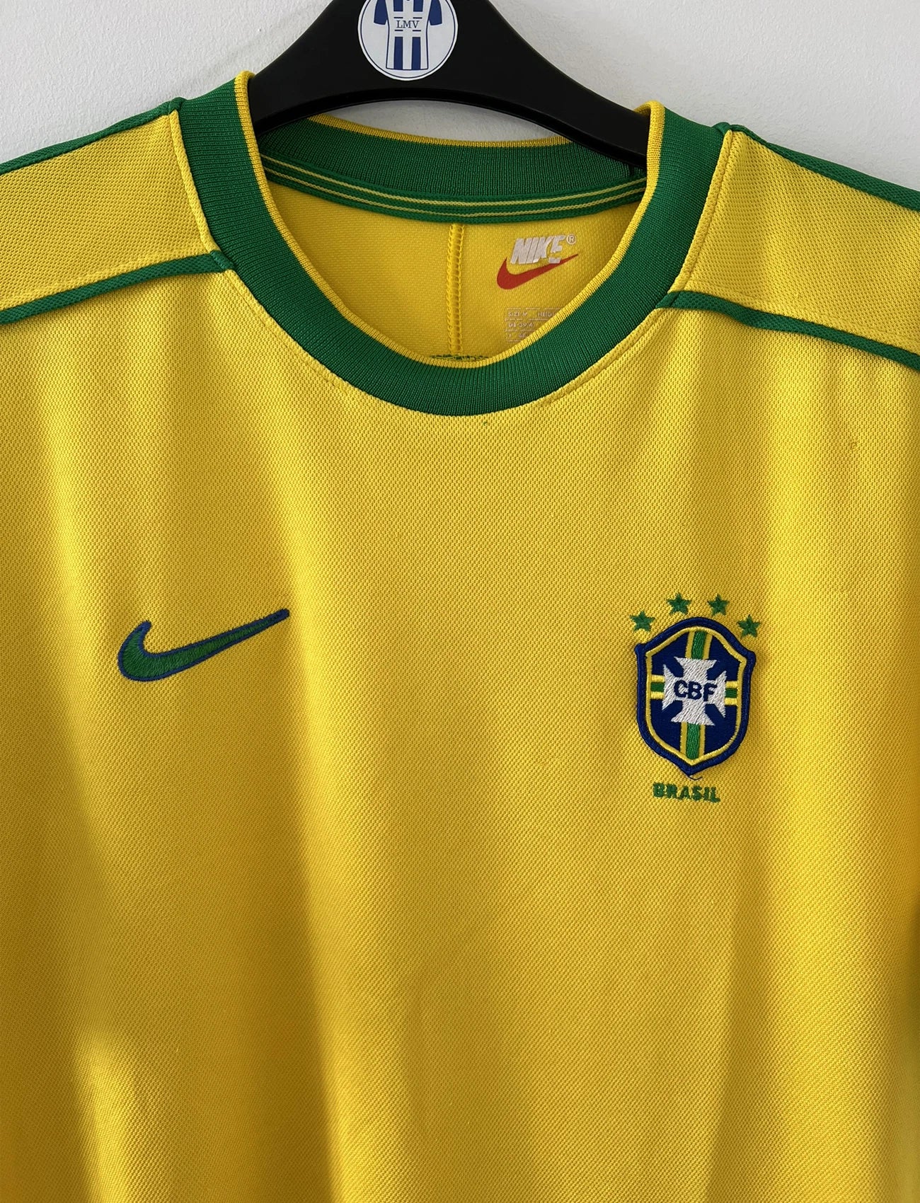 Maillot de foot vintage du brésil porté lors de la coupe du monde 1998. Le maillot est de couleur jaune et vert. On peut retrouver l'équipementier nike. Il s'agit d'un maillot authentique d'époque