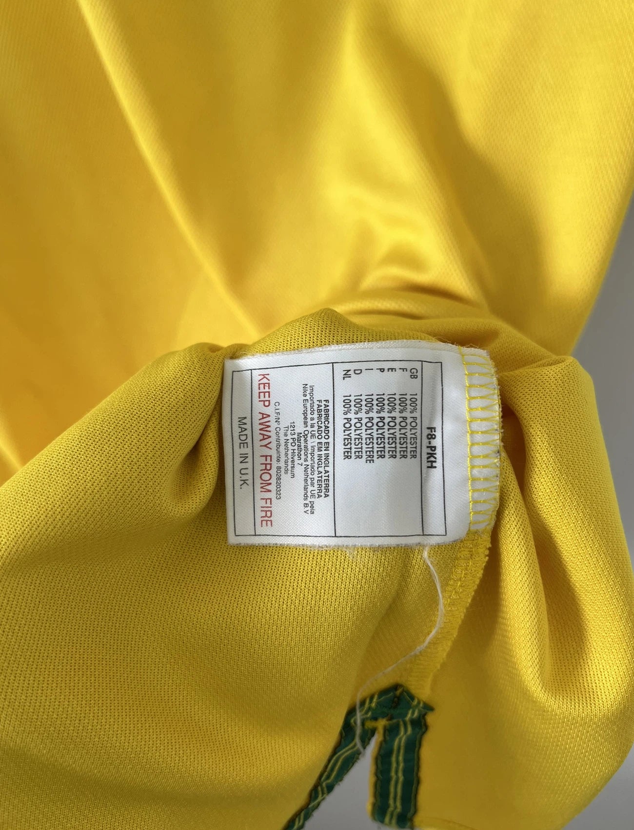 Maillot de foot vintage du brésil porté lors de la coupe du monde 1998. Le maillot est de couleur jaune et vert. On peut retrouver l'équipementier nike. Il s'agit d'un maillot authentique d'époque