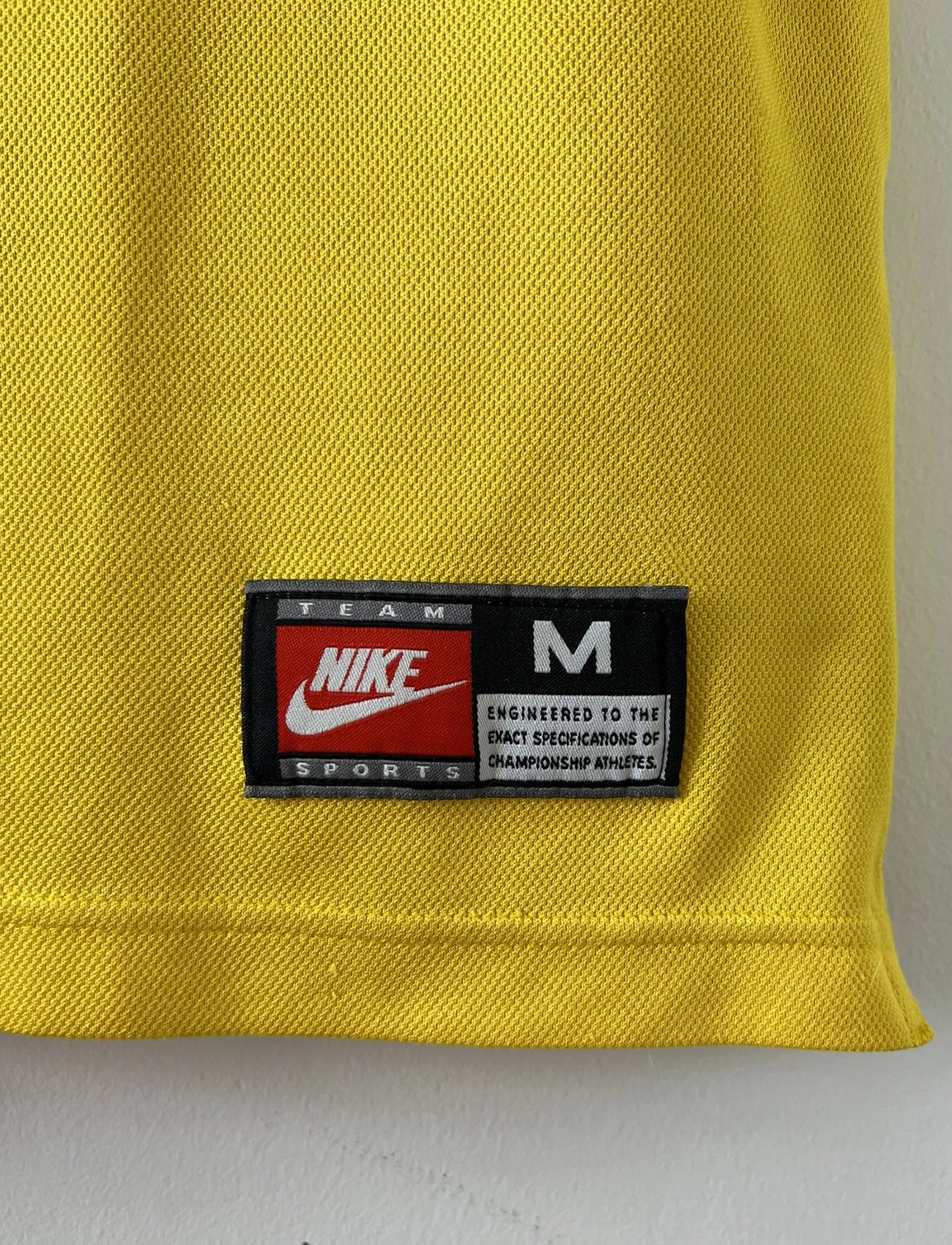 Maillot de foot vintage du brésil porté lors de la coupe du monde 1998. Le maillot est de couleur jaune et vert. On peut retrouver l'équipementier nike. Il s'agit d'un maillot authentique d'époque