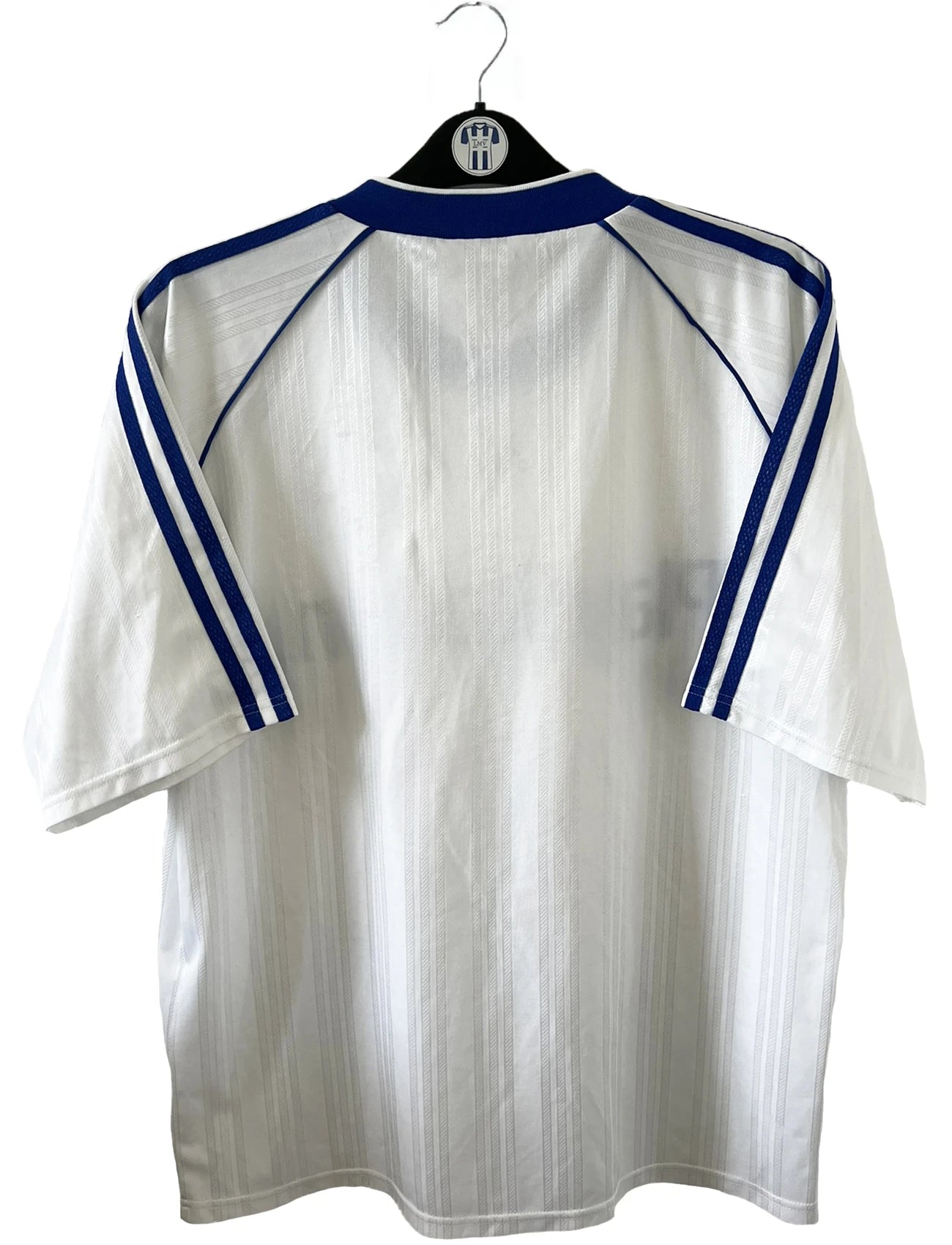 Maillot de foot vintage domicile blanc et bleu de l'AJ Auxerre de la saison 1999/2000. On peut retrouver l'équipementier adidas et le sponsor Playstation. Il s'agit d'un maillot authentique d'époque.