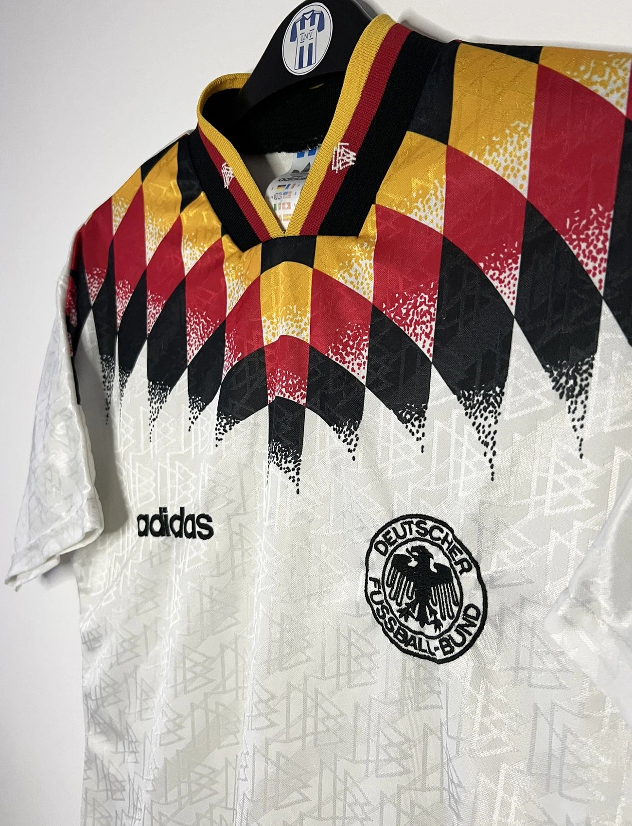 Maillot de foot vintage blanc domicile de l'Allemagne 1994. On peut retrouver l'équipementier Adidas. Il s'agit d'un maillot authentique d'époque.