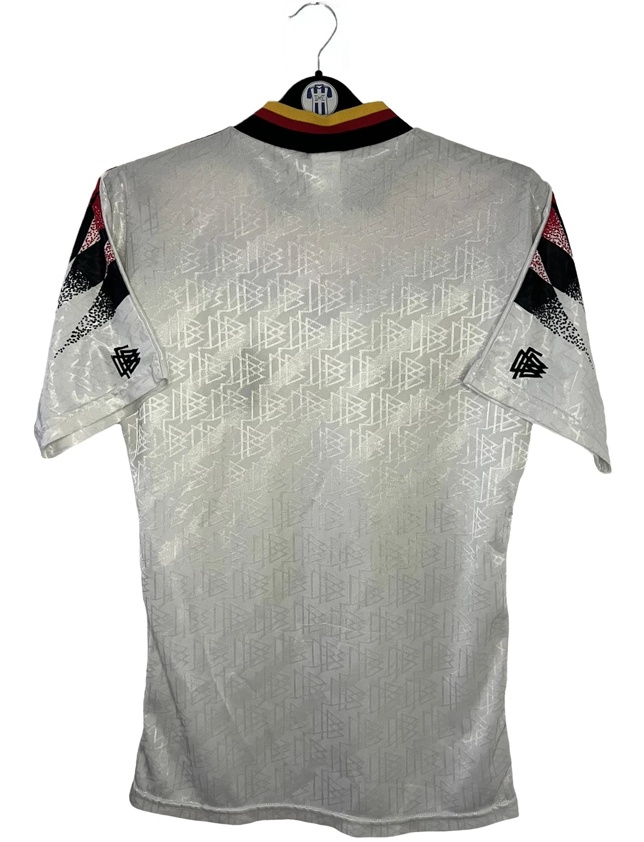 Maillot de foot vintage blanc domicile de l'Allemagne 1994. On peut retrouver l'équipementier Adidas. Il s'agit d'un maillot authentique d'époque.