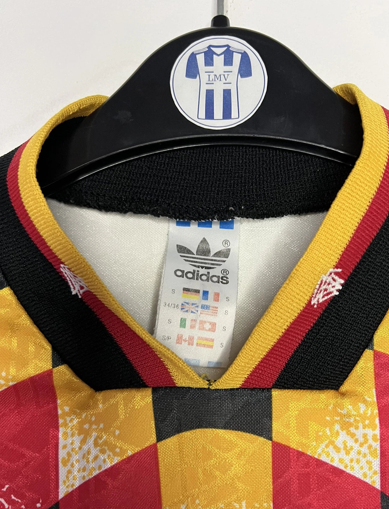 Maillot de foot vintage blanc domicile de l'Allemagne 1994. On peut retrouver l'équipementier Adidas. Il s'agit d'un maillot authentique d'époque.