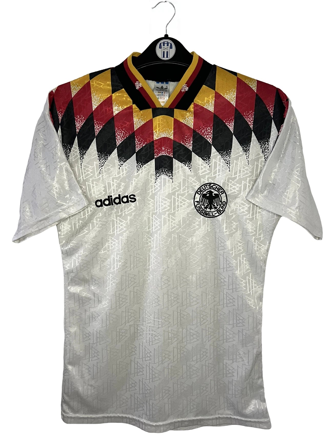 Maillot de foot vintage blanc domicile de l'Allemagne 1994. On peut retrouver l'équipementier Adidas. Il s'agit d'un maillot authentique d'époque.