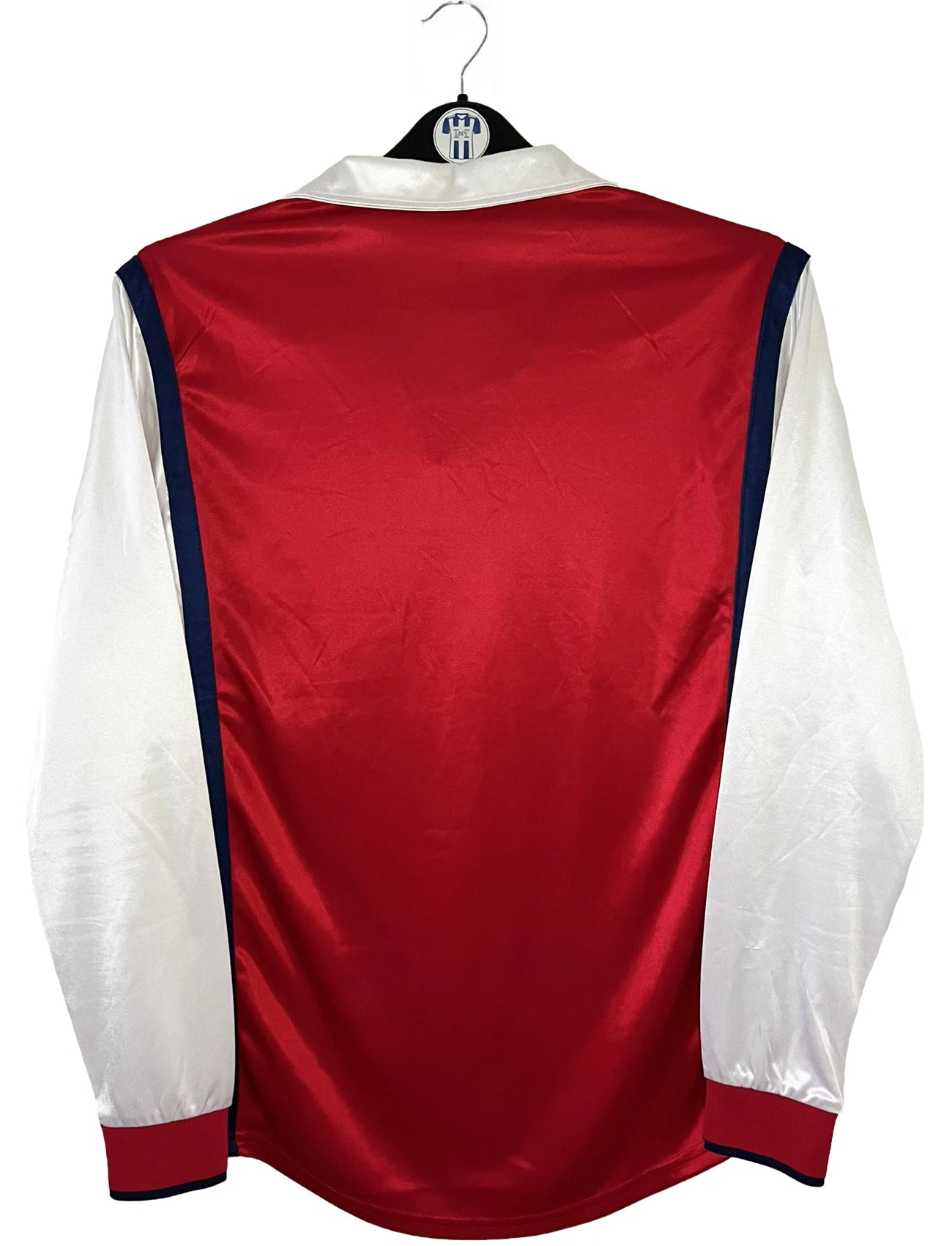 Maillot de foot vintage domicile rouge et blanc version manche longue d'Arsenal de la saison 1998/1999. On peut retrouver l'équipementier Nike et le sponsor JVC. Il s'agit d'un maillot authentique d'époque.