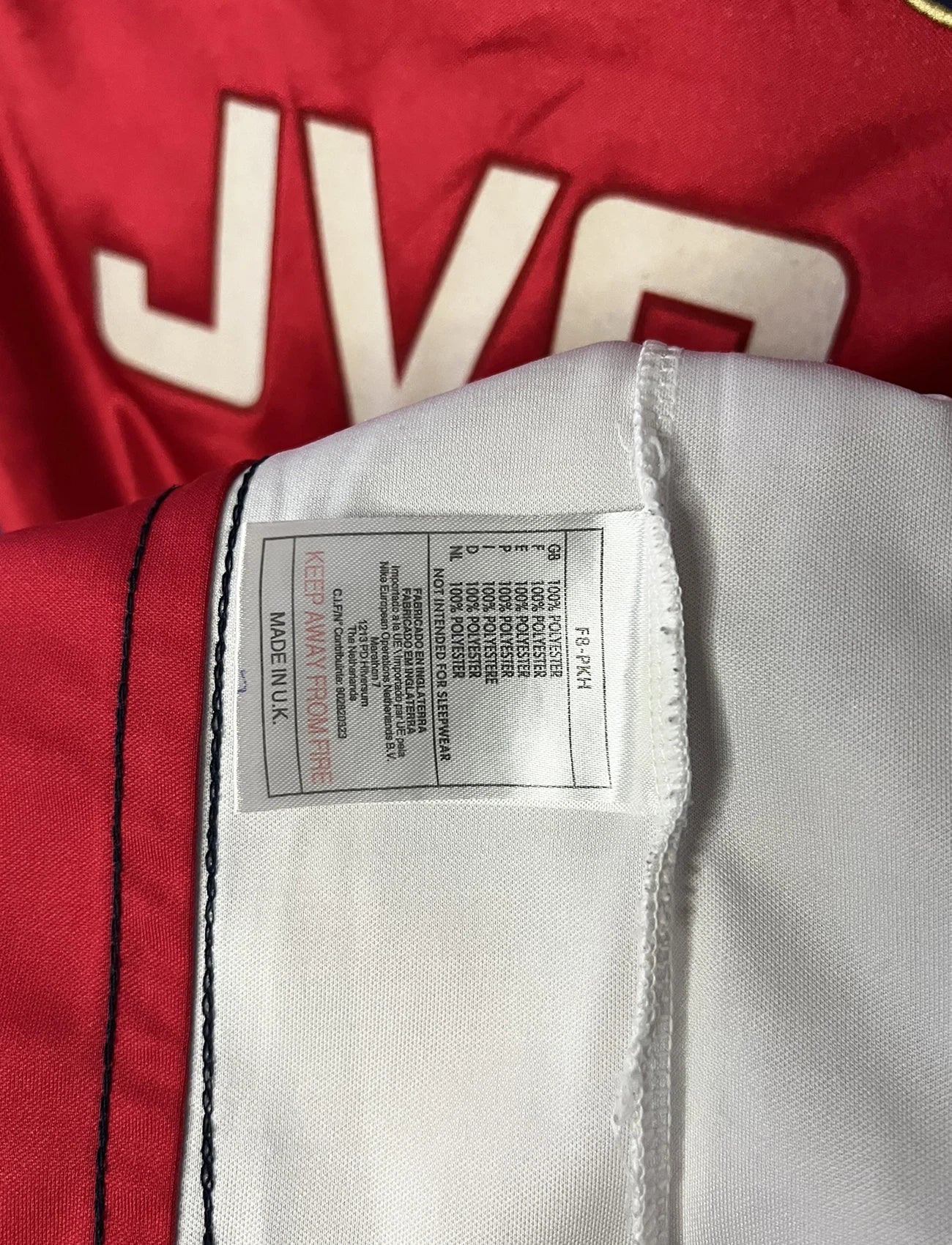 Maillot de foot vintage domicile rouge et blanc version manche longue d'Arsenal de la saison 1998/1999. On peut retrouver l'équipementier Nike et le sponsor JVC. Il s'agit d'un maillot authentique d'époque.