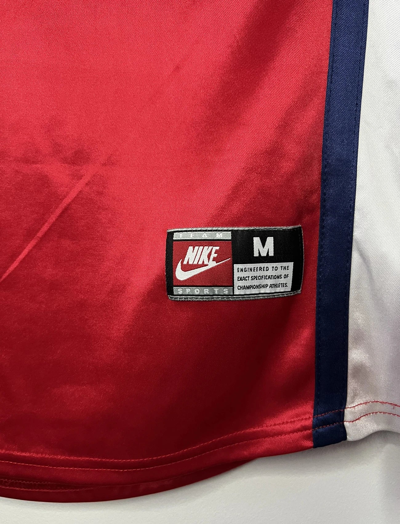 Maillot de foot vintage domicile rouge et blanc version manche longue d'Arsenal de la saison 1998/1999. On peut retrouver l'équipementier Nike et le sponsor JVC. Il s'agit d'un maillot authentique d'époque.