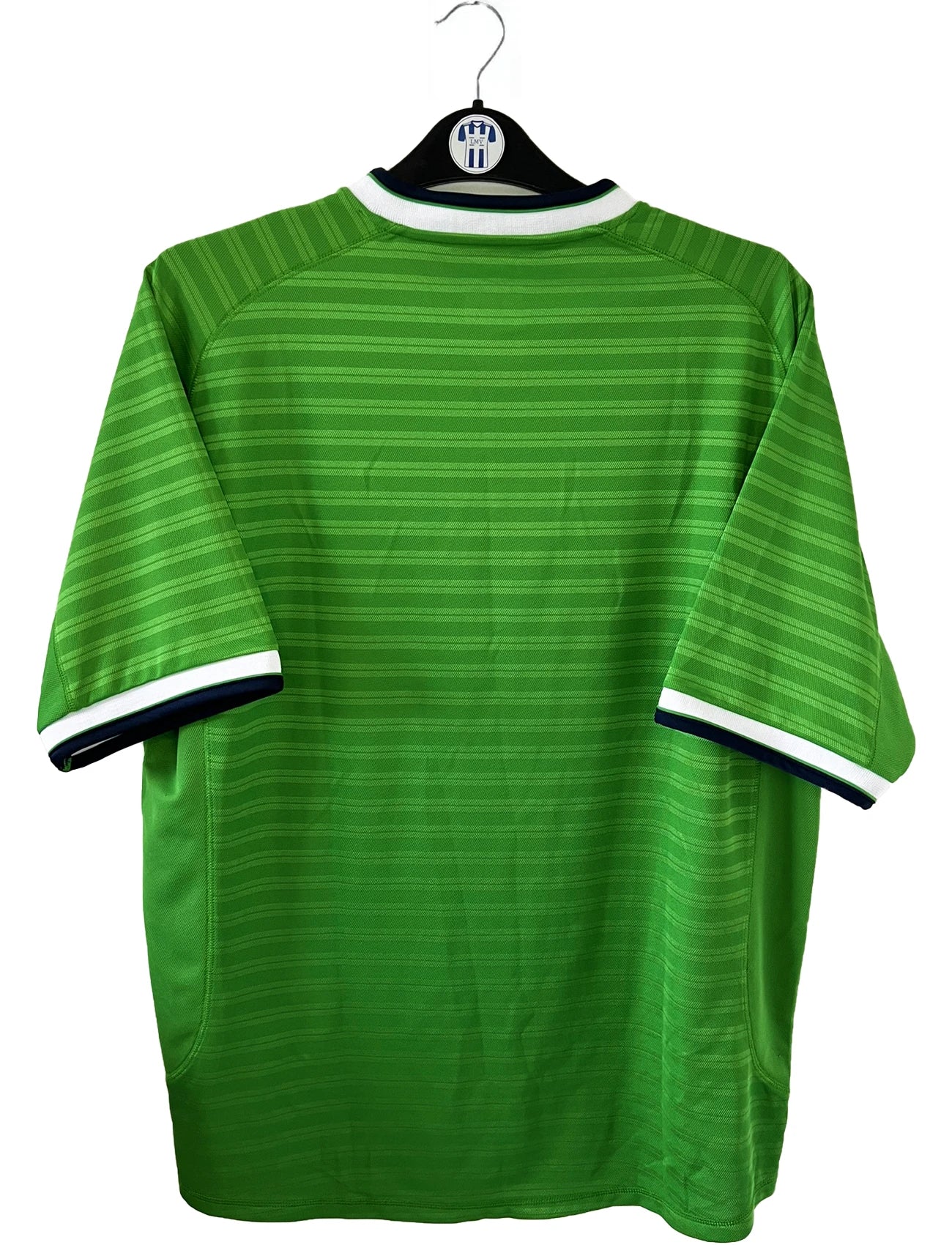 Maillot de foot vintage domicile vert de l'ASSE de la saison 2000/2001. On peut retrouver l'équipementier umbro et le sponsor dreamcast geant. Il s'agit d'un maillot authentique d'époque.
