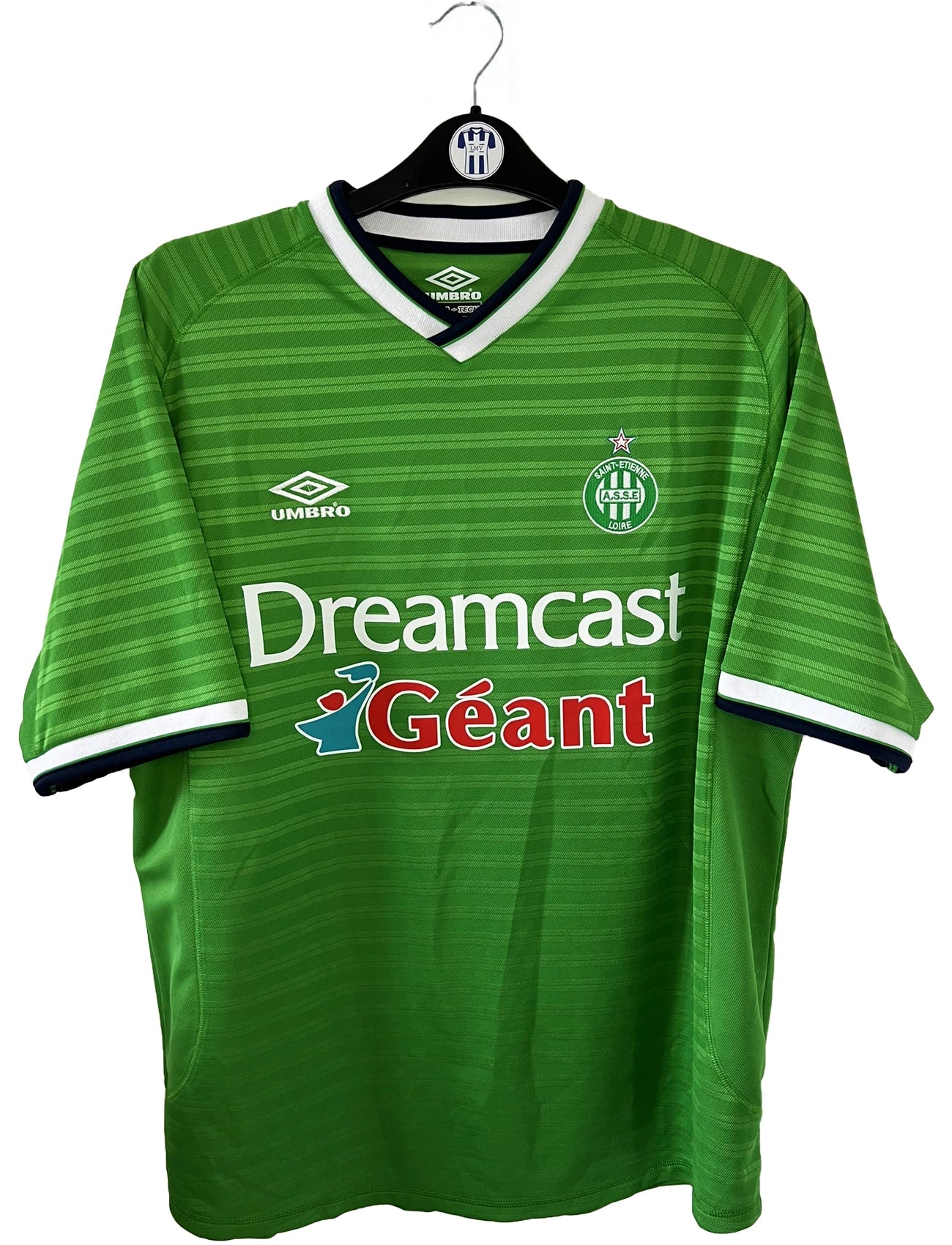 Maillot de foot vintage domicile vert de l'ASSE de la saison 2000/2001. On peut retrouver l'équipementier umbro et le sponsor dreamcast geant. Il s'agit d'un maillot authentique d'époque.