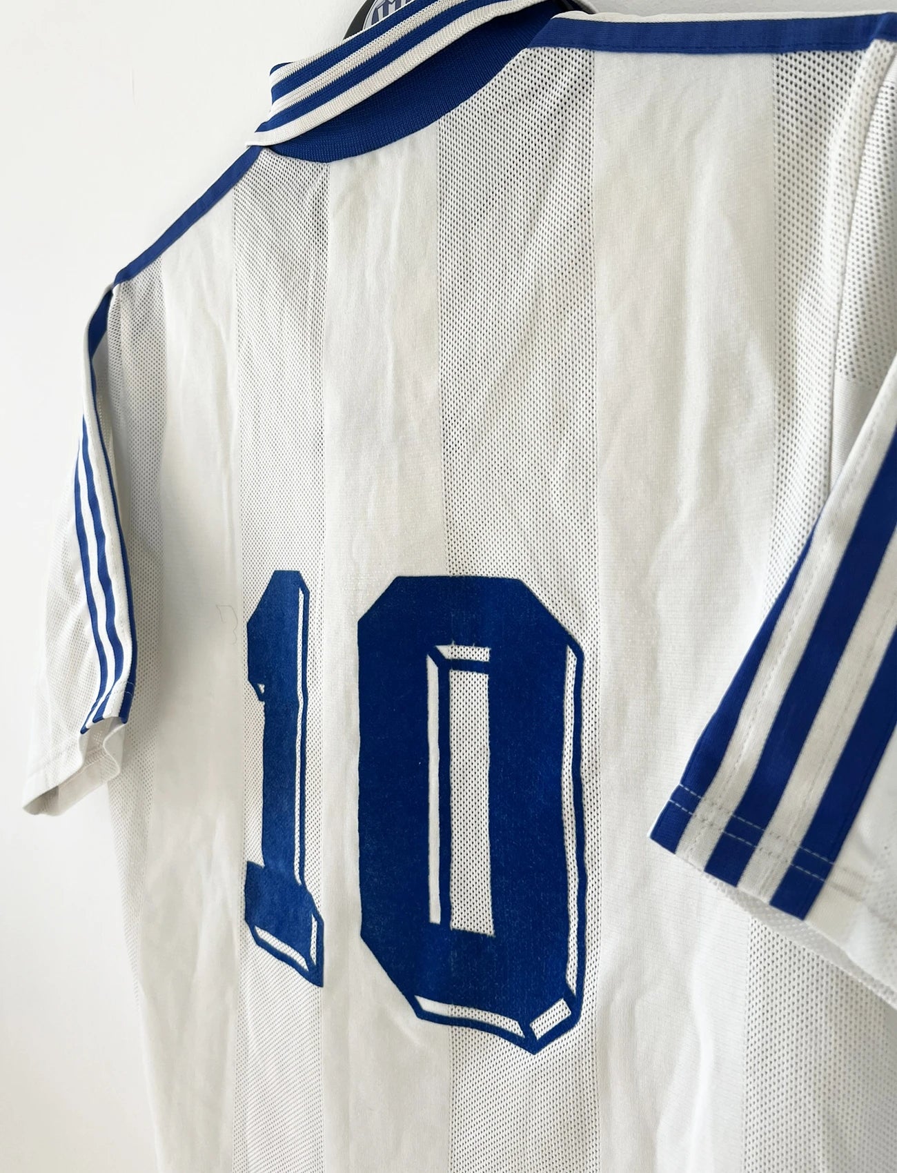 Maillot de foot vintage domicile blanc et bleu de l'AJ Auxerre de la saison 1997/1998. On peut retrouver l'équipementier adidas et le sponsor fimagest. Il s'agit d'un maillot authentique d'époque.