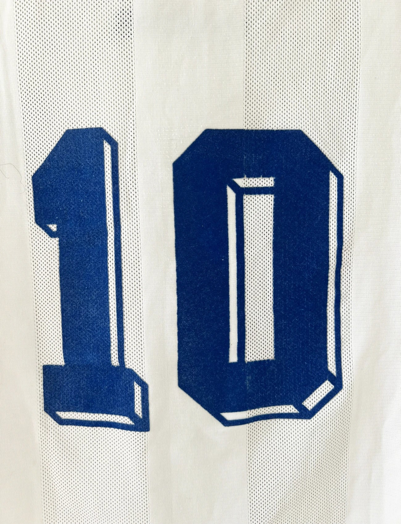 Maillot de foot vintage domicile blanc et bleu de l'AJ Auxerre de la saison 1997/1998. On peut retrouver l'équipementier adidas et le sponsor fimagest. Il s'agit d'un maillot authentique d'époque.