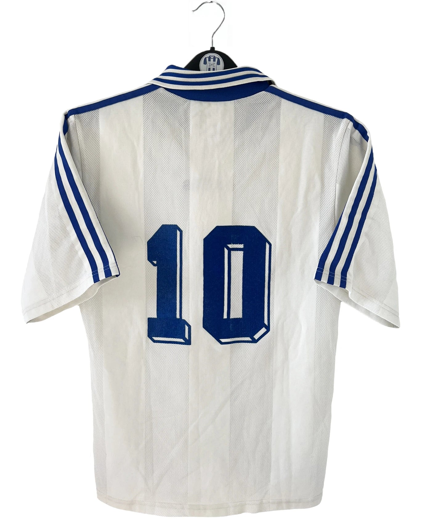 Maillot de foot vintage domicile blanc et bleu de l'AJ Auxerre de la saison 1997/1998. On peut retrouver l'équipementier adidas et le sponsor fimagest. Il s'agit d'un maillot authentique d'époque.