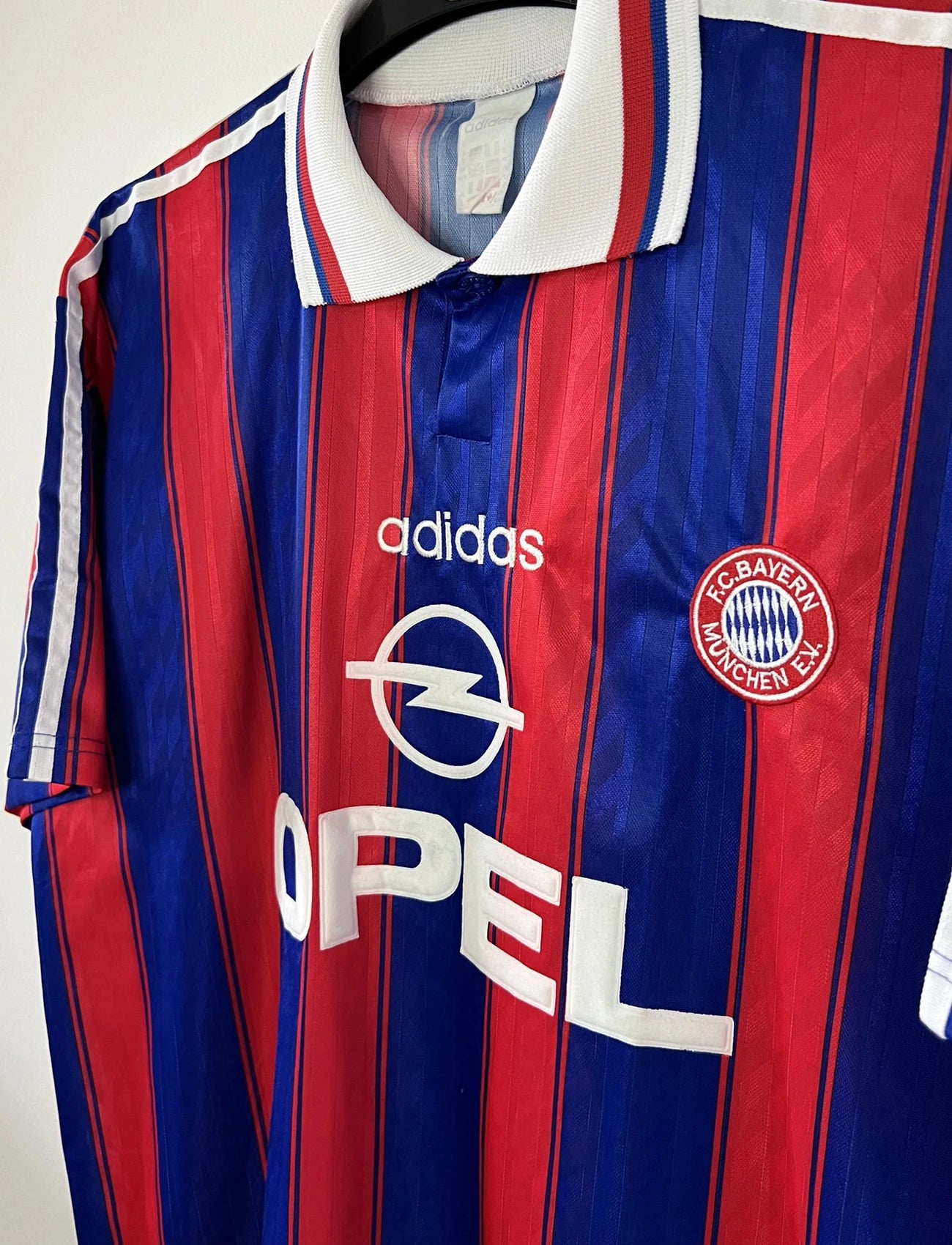 Maillot de foot retro/vintage authentique rouge et bleu adidas Bayern Munich domicile 1996