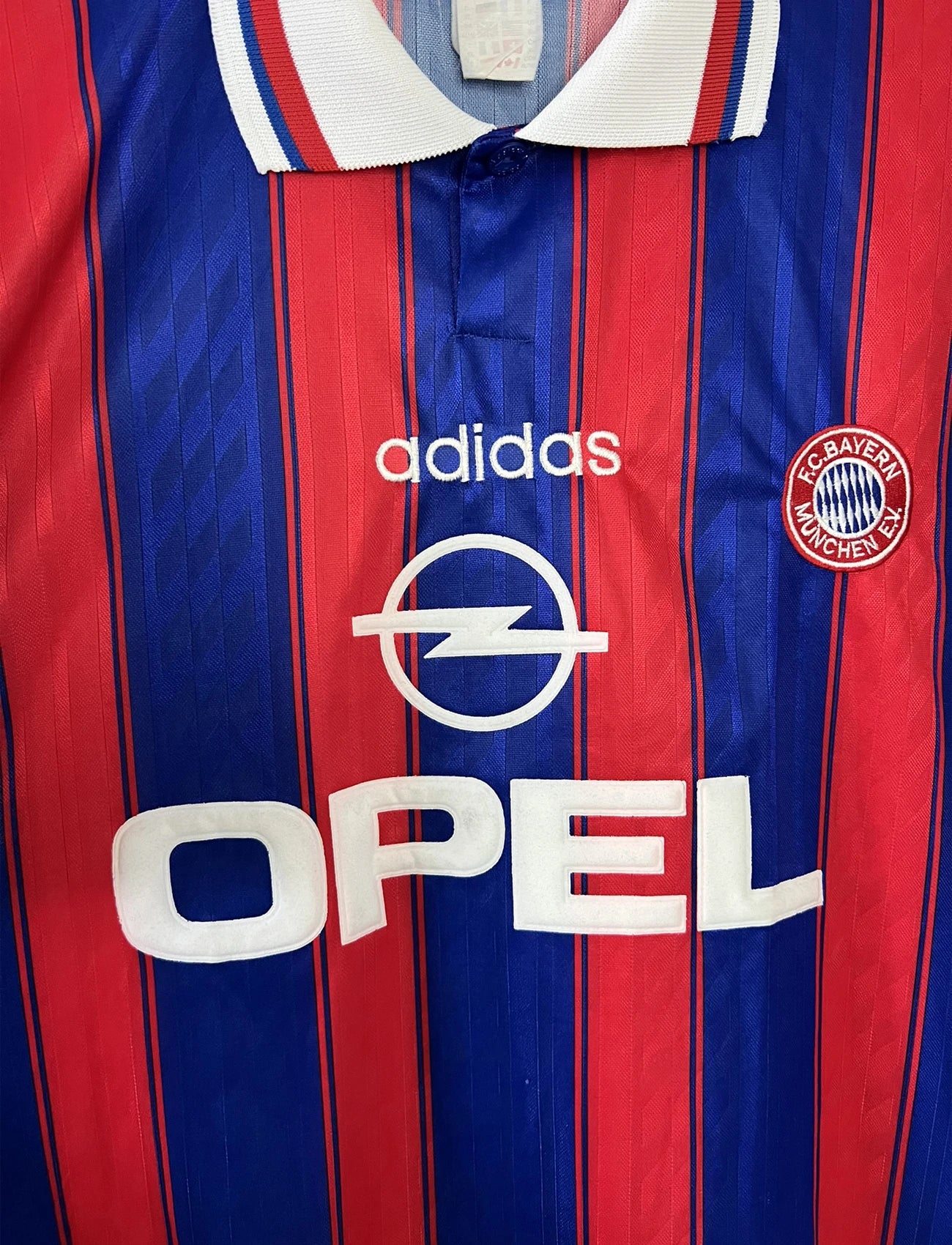 Maillot de foot retro/vintage authentique rouge et bleu adidas Bayern Munich domicile 1996