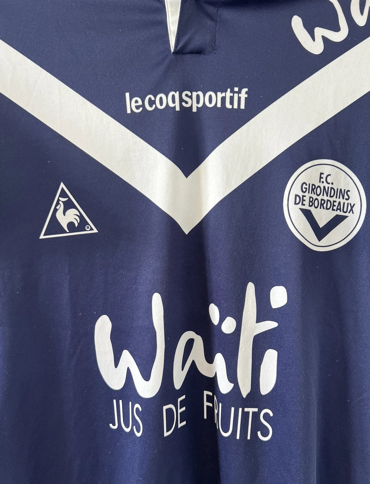 Maillot de foot vintage domicile des girondins de bordeaux de la saison 1996/1997. Le maillot est de couleur bleu et blanc. On peut retrouver l'équipementier le coq sportif et le sponsor waiti. Le maillot est floqué du numéro 27 Jean Pierre Papin. Il s'agit d'un maillot authentique d'époque