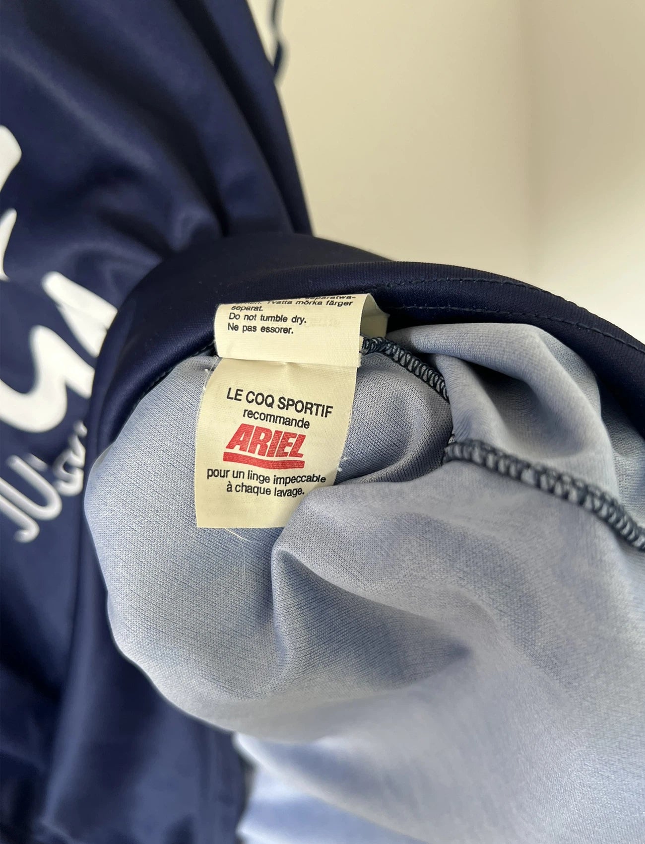 Maillot de foot vintage domicile des girondins de bordeaux de la saison 1996/1997. Le maillot est de couleur bleu et blanc. On peut retrouver l'équipementier le coq sportif et le sponsor waiti. Le maillot est floqué du numéro 27 Jean Pierre Papin. Il s'agit d'un maillot authentique d'époque