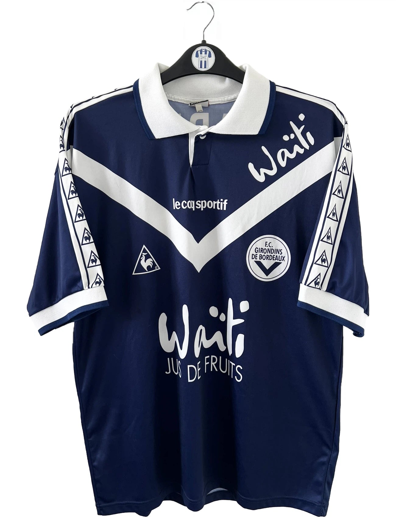 Maillot de foot vintage domicile des girondins de bordeaux de la saison 1996/1997. Le maillot est de couleur bleu et blanc. On peut retrouver l'équipementier le coq sportif et le sponsor waiti. Le maillot est floqué du numéro 27 Jean Pierre Papin. Il s'agit d'un maillot authentique d'époque