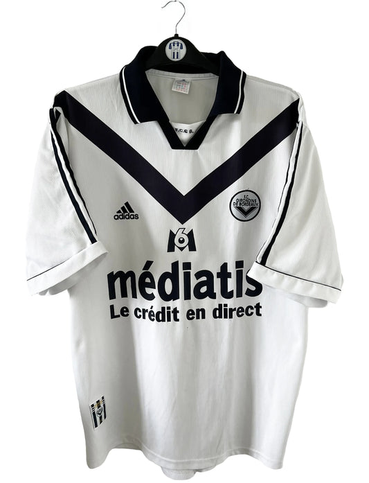 Maillot de foot vintage blanc extérieur des girondins de bordeaux de la saison 1999/2000. On peut retrouver l'équipementier adidas et les sponsors M6 et Médiatis. Il s'agit d'un maillot authentique d'époque.