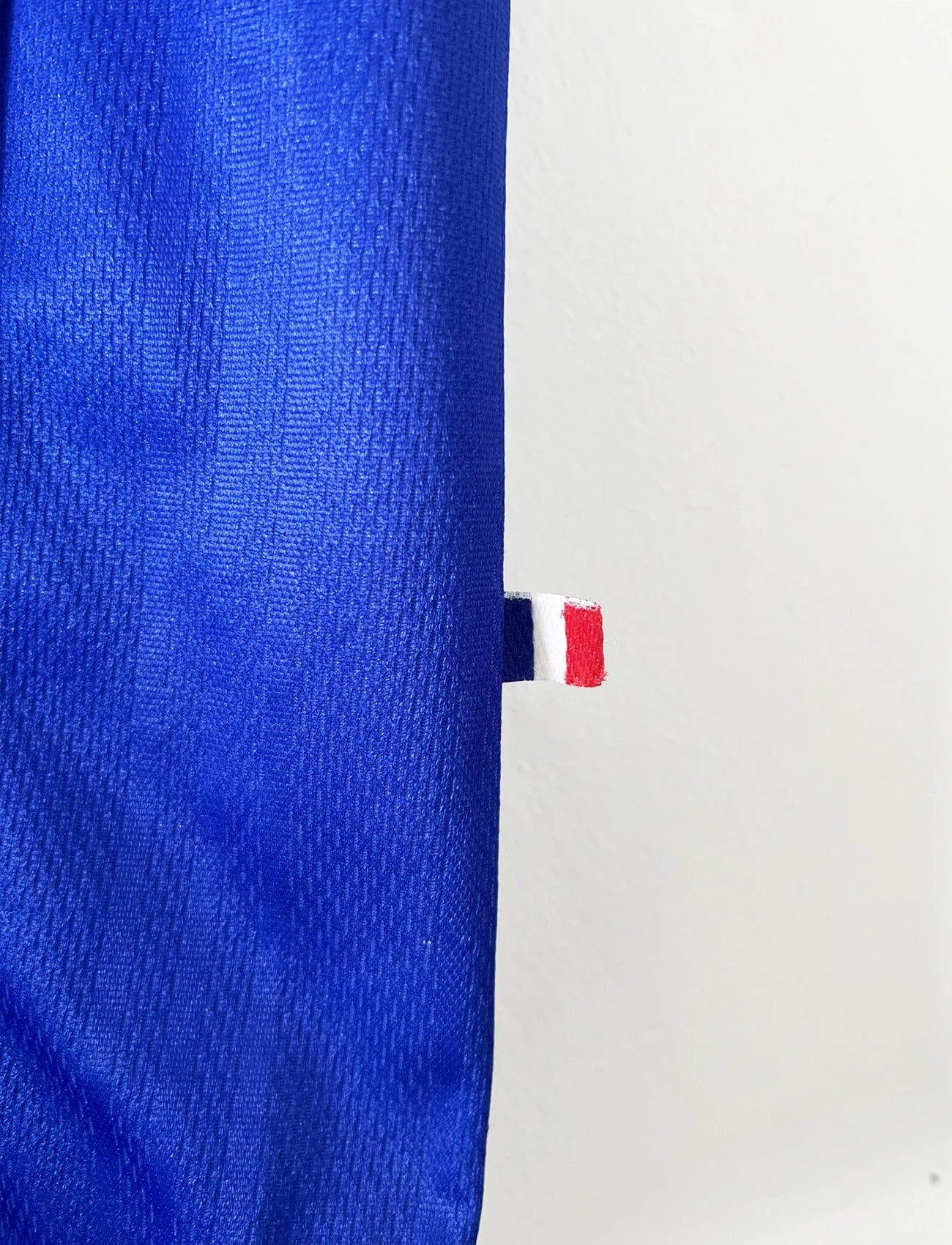 Maillot foot vintage domicile equipe de france 1998 bleu blanc et rouge. On peut retrouver l'équipementier adidas. Ils 'agit d'un maillot authentique d'époque floqué Zinedine Zidane