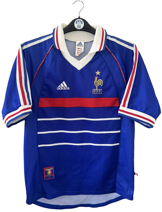 Maillot foot vintage domicile equipe de france 1998 bleu blanc et rouge. On peut retrouver l'équipementier adidas. Ils 'agit d'un maillot authentique d'époque.