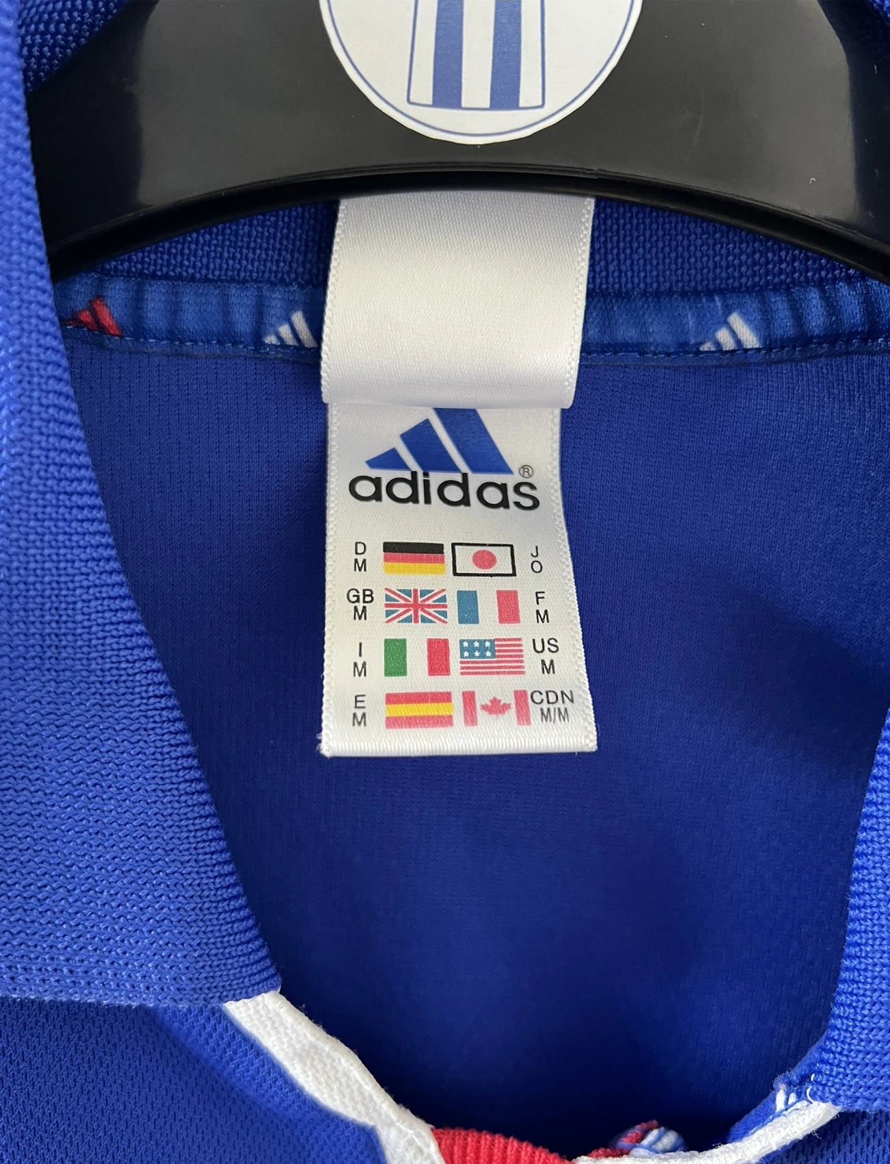 Maillot de foot vintage domicile de l'équipe de france 2000. Le maillot est de couleur bleu blanc et rouge. On peut retrouver l'équipementier adidas. Il s'agit d'un maillot authentique comportant les numéros 647194.