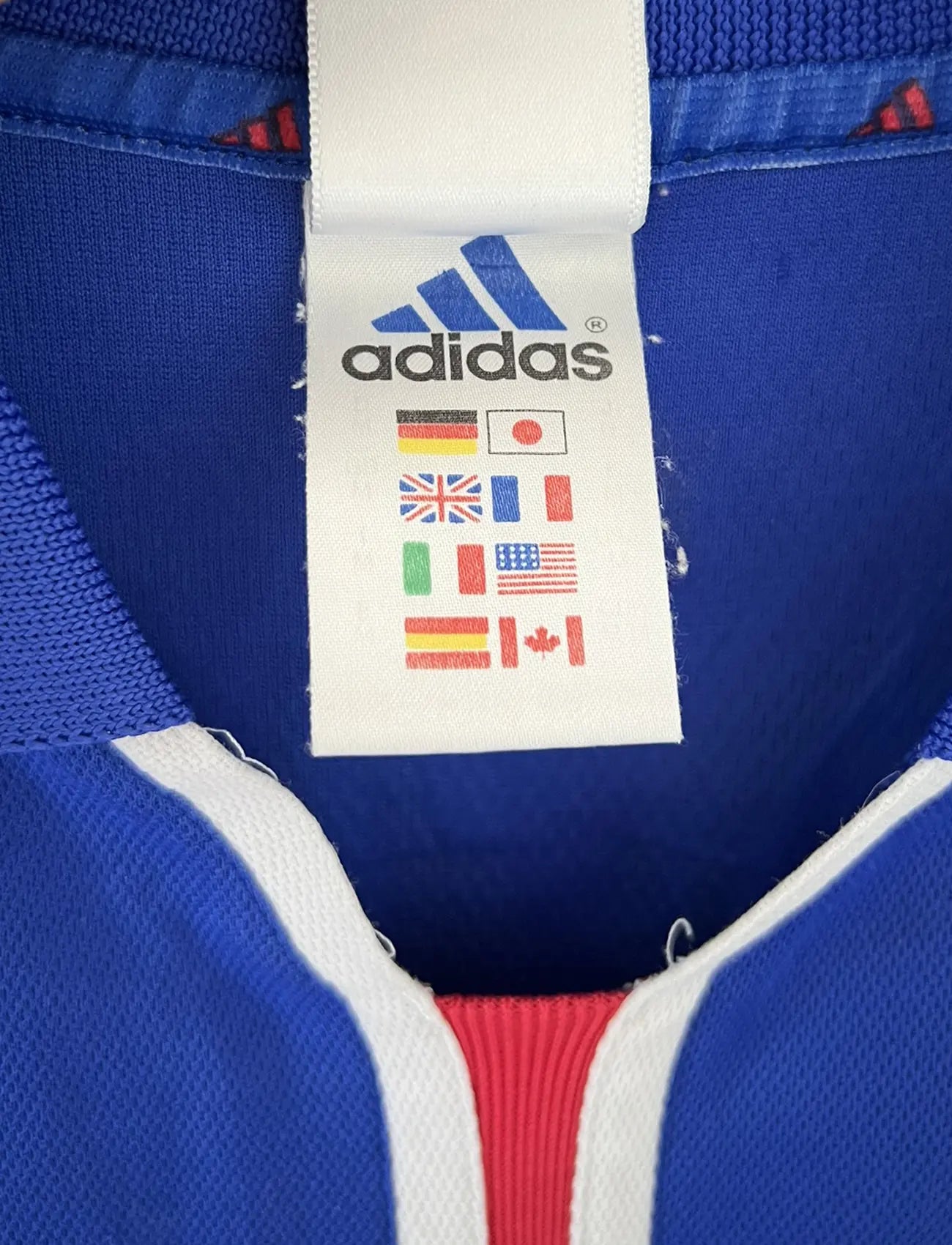 Maillot de foot vintage domicile de l'équipe de france 2000. Le maillot est de couleur bleu blanc et rouge. On peut retrouver l'équipementier adidas. Le maillot est floqué du numéro 10 Zinedine Zidane à l'avant et au dos du maillot. Il s'agit d'un maillot authentique comportant les numéros 647194.