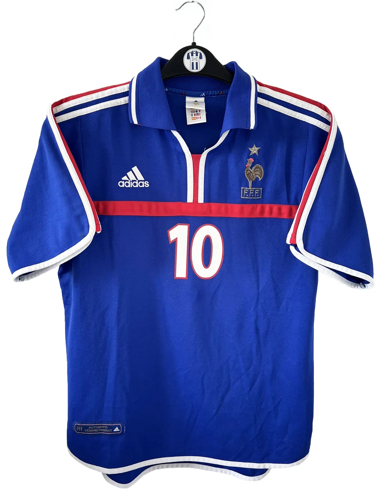 Maillot de foot vintage domicile de l'équipe de france 2000. Le maillot est de couleur bleu blanc et rouge. On peut retrouver l'équipementier adidas. Le maillot est floqué du numéro 10 Zinedine Zidane à l'avant et au dos du maillot. Il s'agit d'un maillot authentique comportant les numéros 647194.